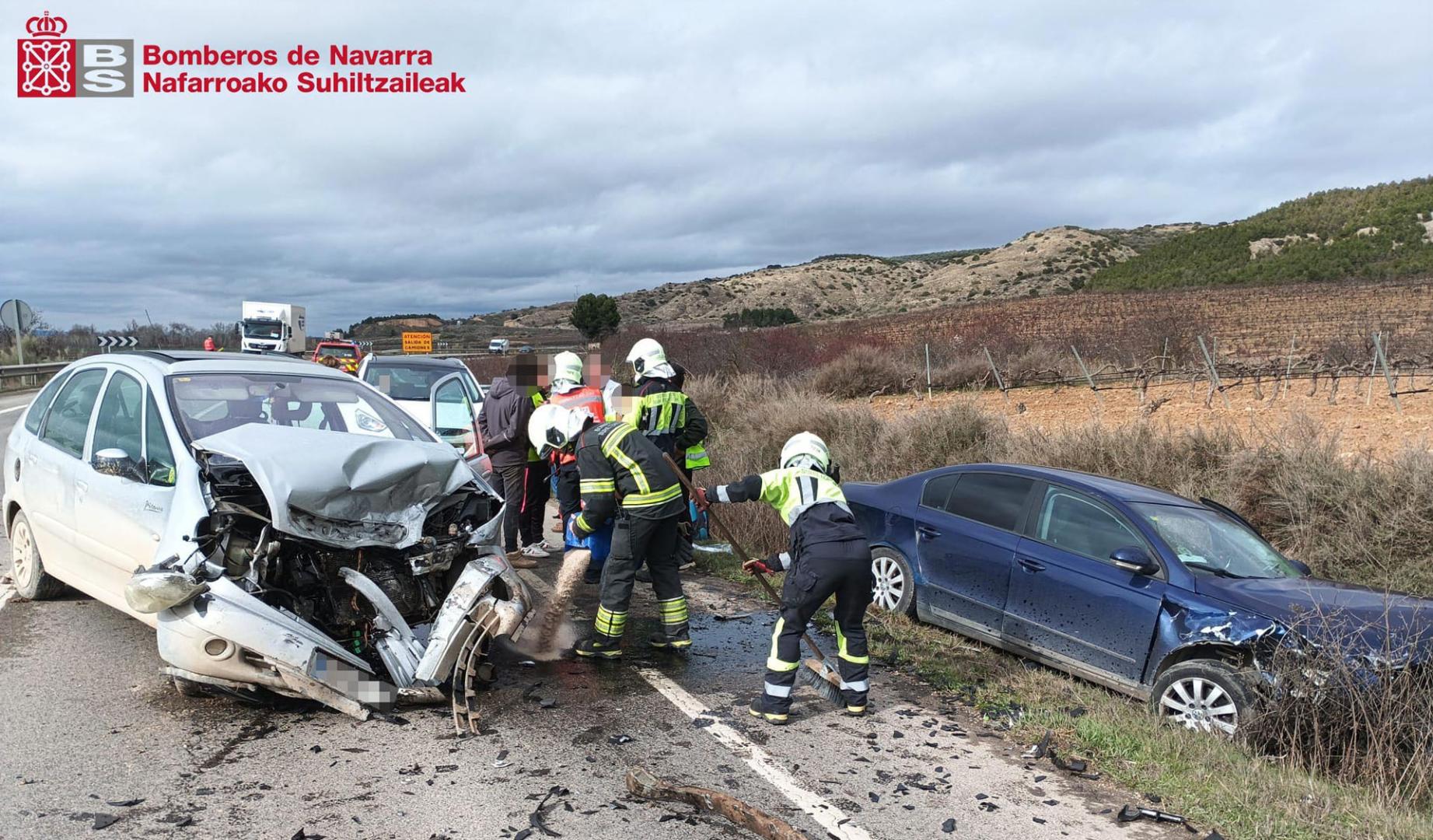 Efectivos de bomberos trabajan en el lugar del accidente, en la NA-134