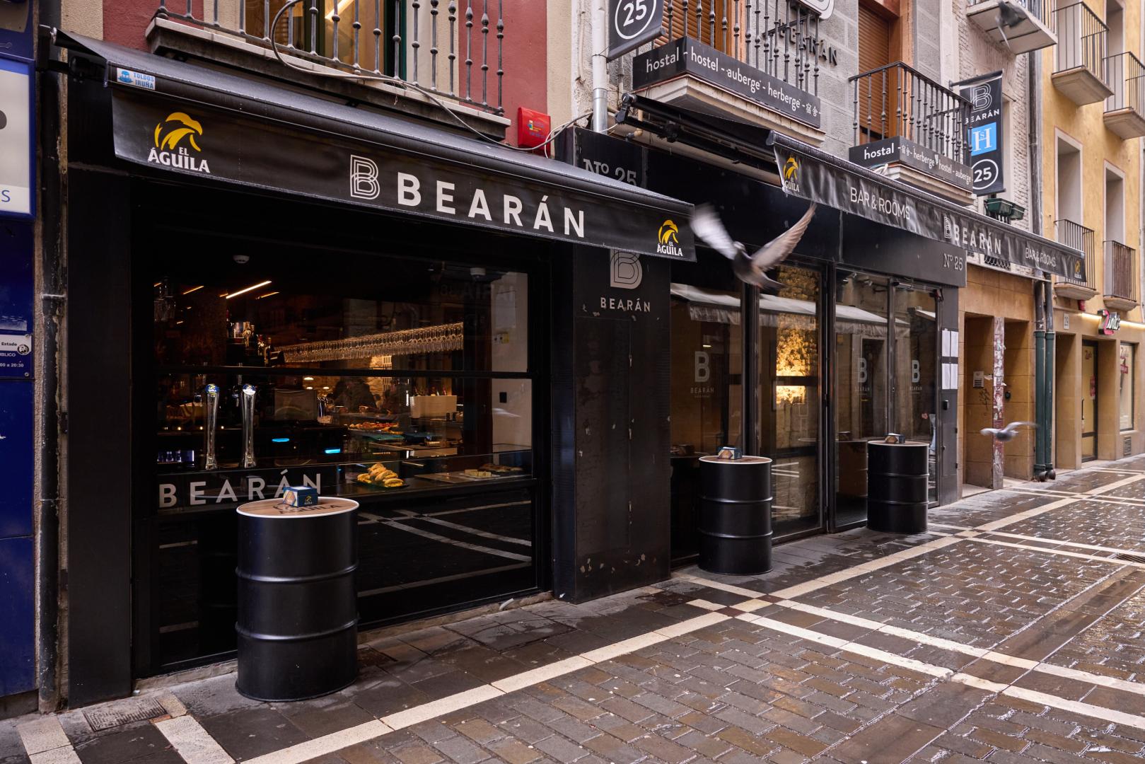 Exterior de Bearán Bar & Rooms, en los número 23 y 25 de la calle San Nicolás