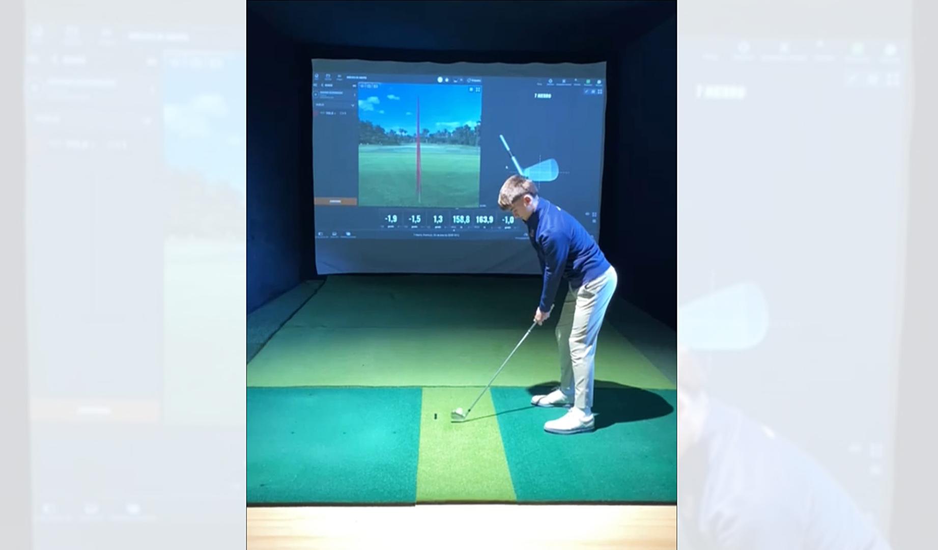 Un joven se ejercita con el simulador de golf del club de Ulzama