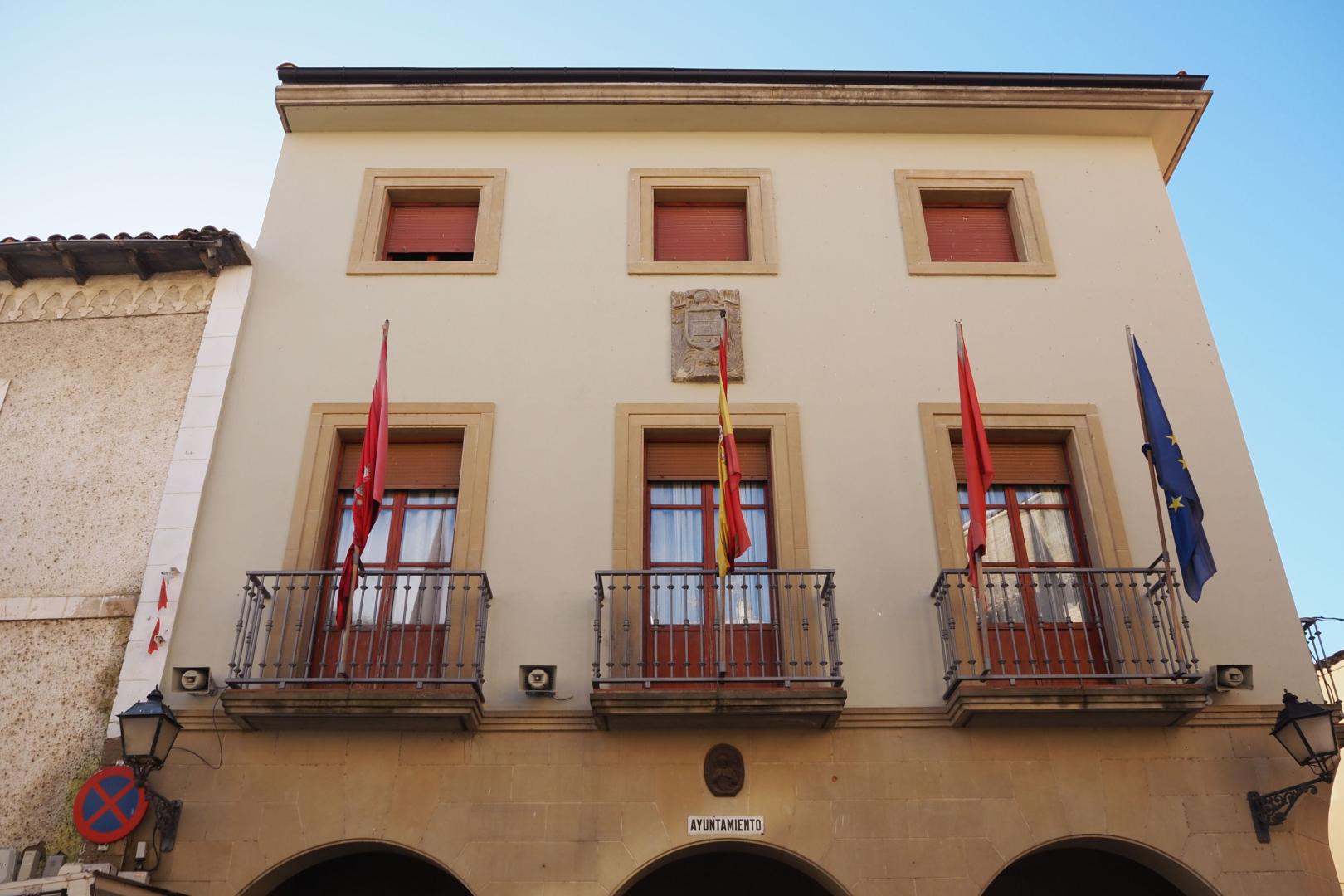 Fachada de la casa consistorial de Cáseda, uno de los 272 ayuntamientos de Navarra