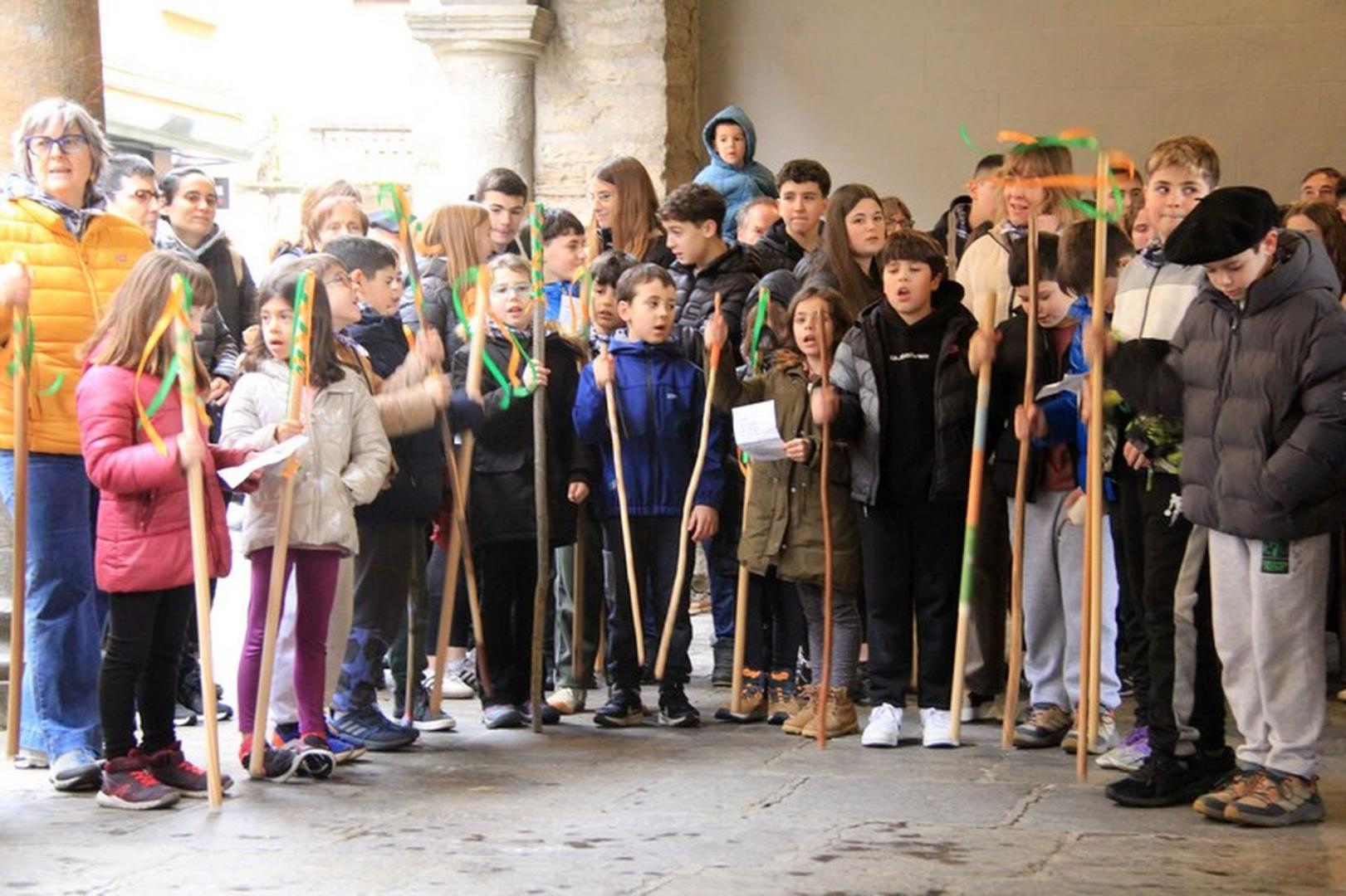 Alumnado de Zangozako Ikastola, cantando en la calle por Santa Águeda