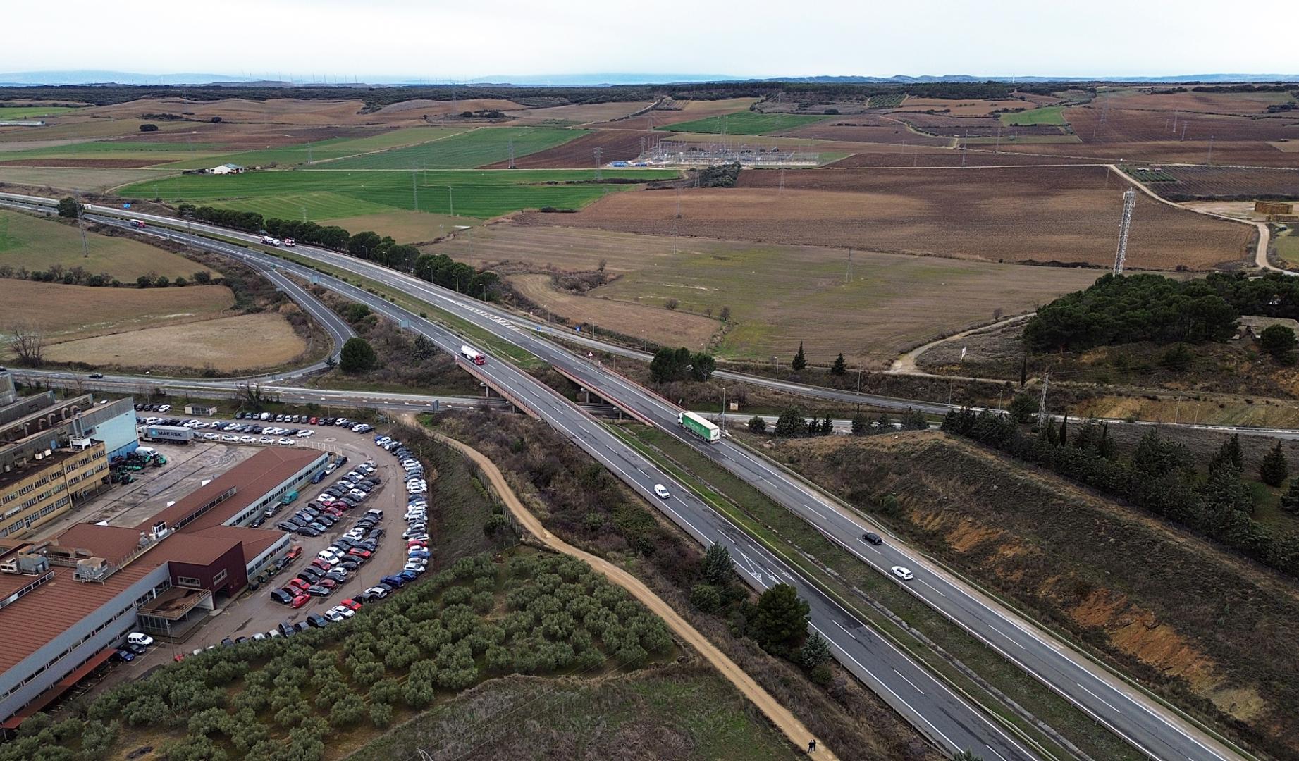 Vista aérea de la AP-15 y, a la izquierda,  la cooperativa industrial Tafalla Iron Foundry (antigua Fagor Ederland)