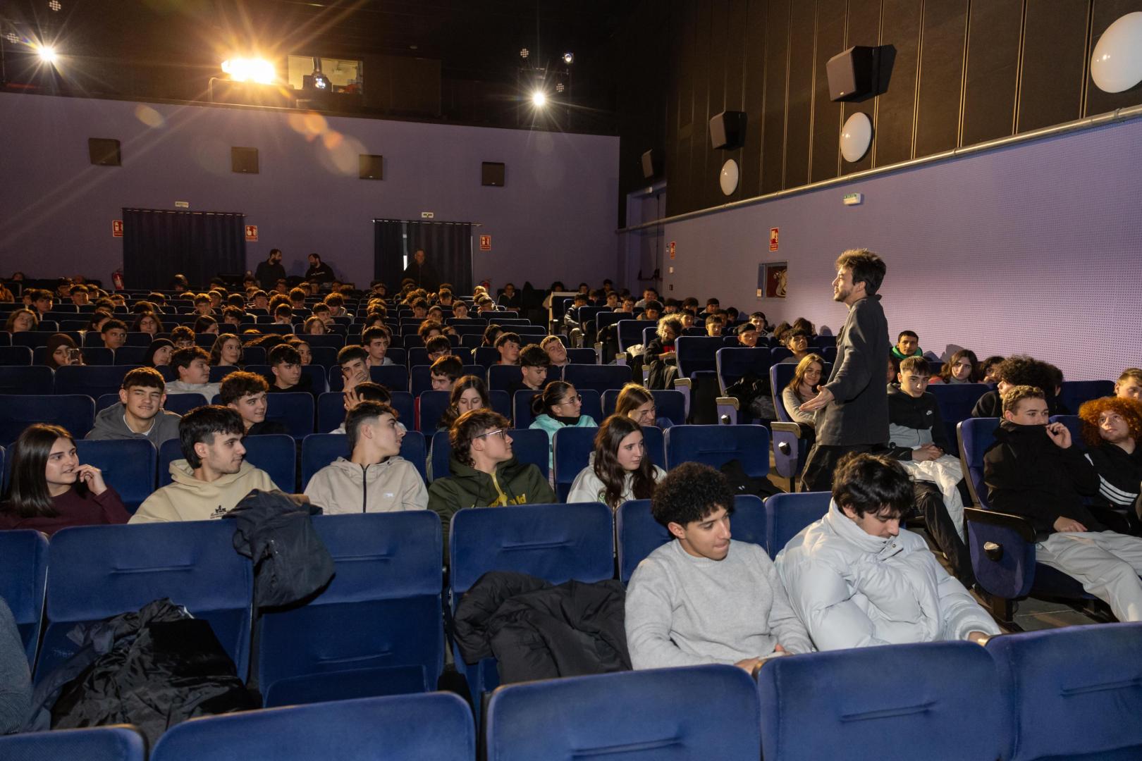 Guillermo Galoe, en el encuentro con los jóvenes que acudieron al pase de su película ‘Ciudad sin sueño’