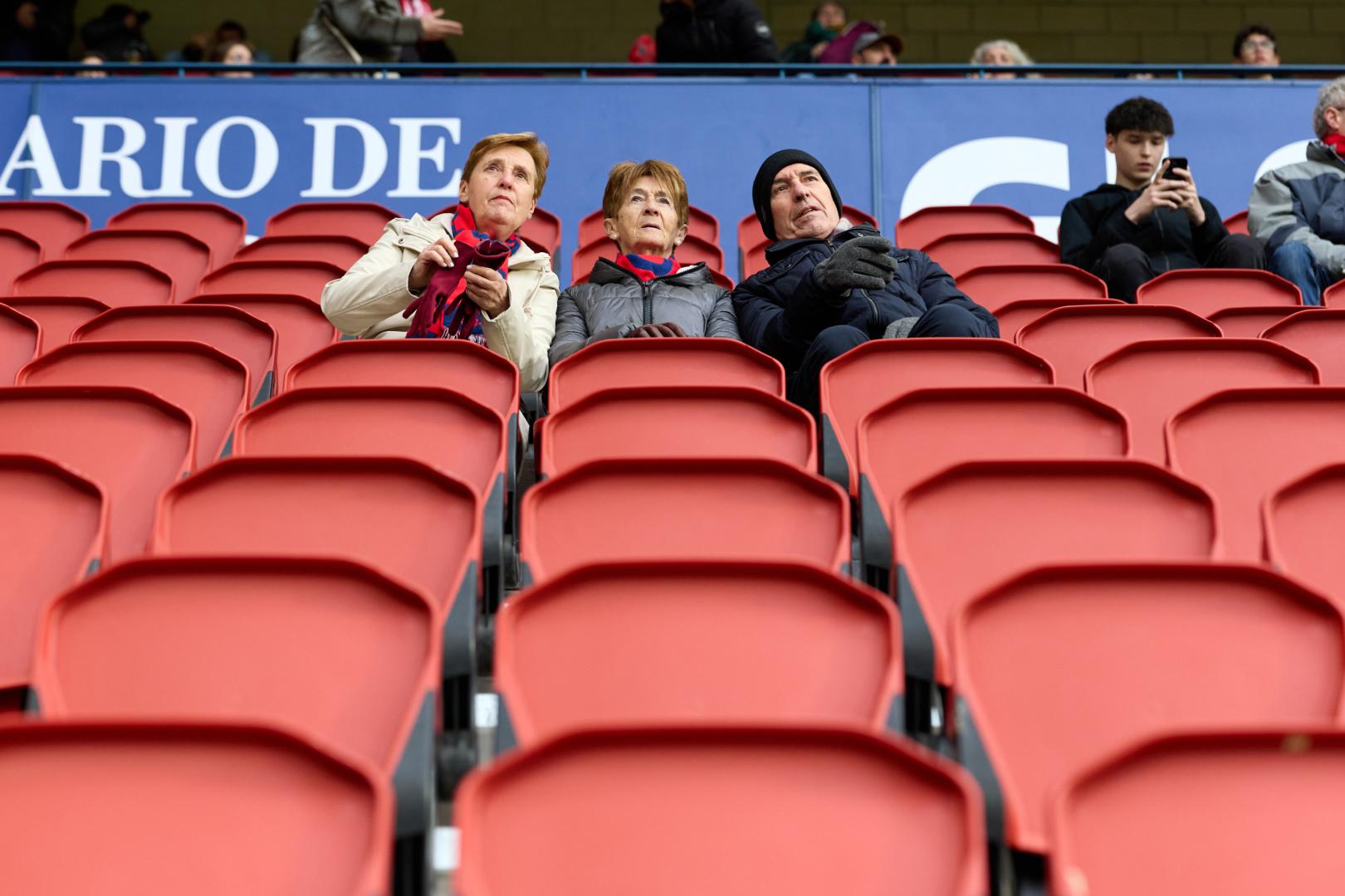 Una imagen de un sector de la grada de El Sadar en los momentos previos de un partido reciente