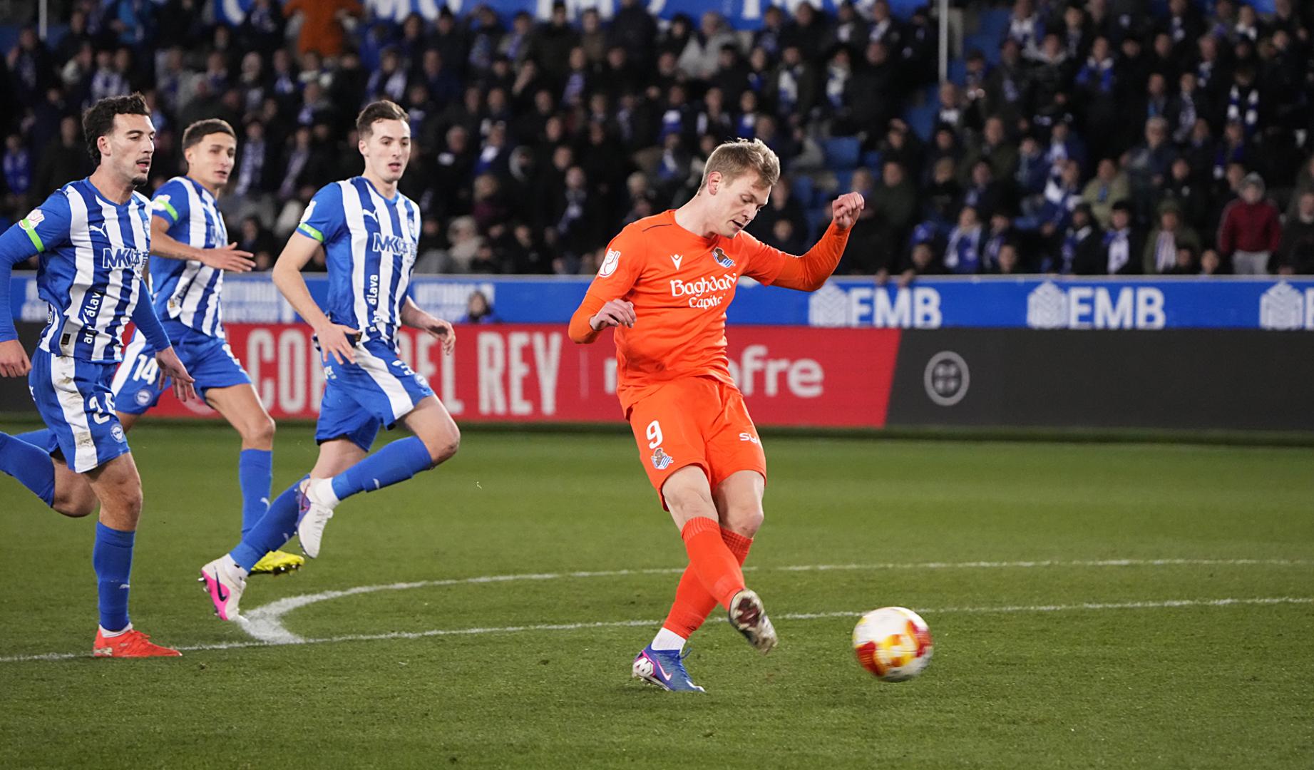 El delantero de la Real Orri Óskarsson (d) chuta para marcar el tercer gol que metió a su equipo en semifinales de la Copa