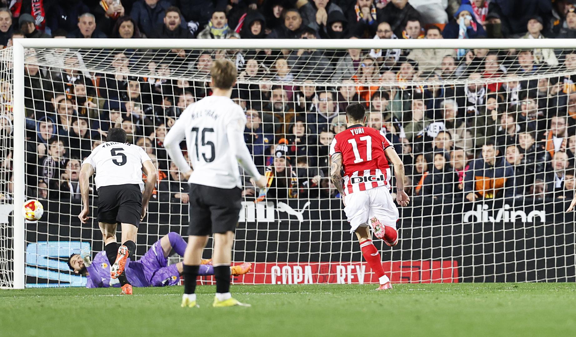 El guardameta macedonio del Valencia, Stole Dimitrievski detiene el penalti a favor del Athletic Club