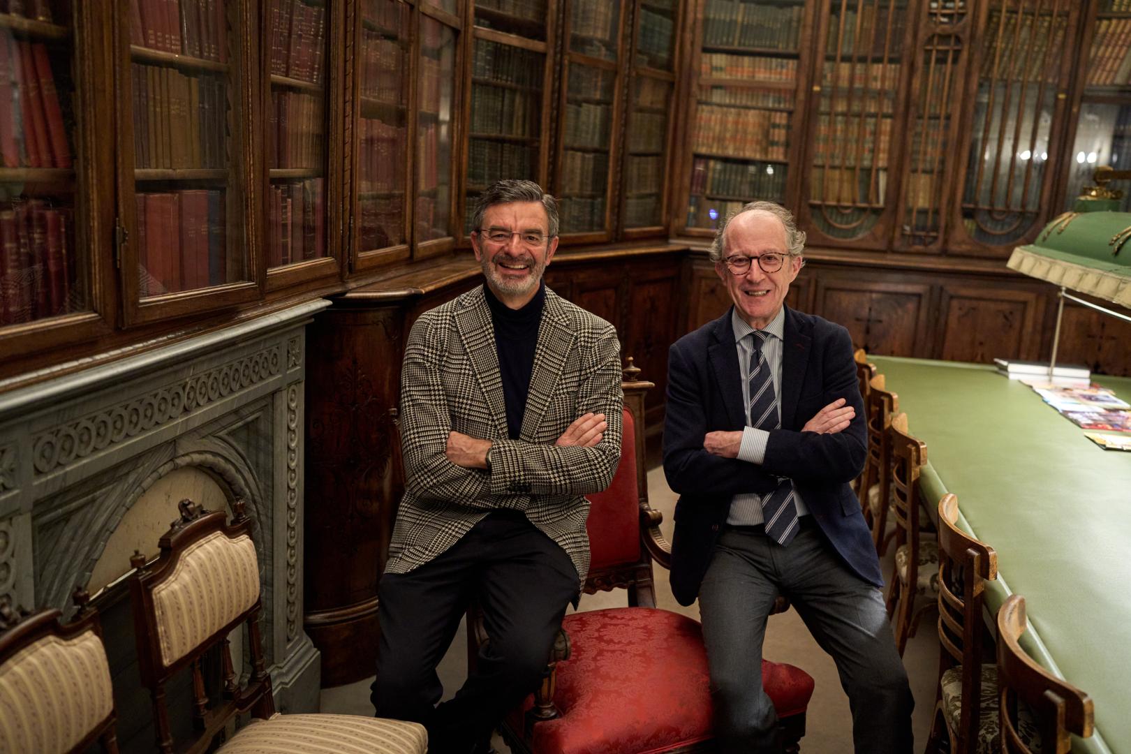 Pablo Pérez y Aladino Colín, en la biblioteca del Nuevo Casino, antes de la conferencia de ayer