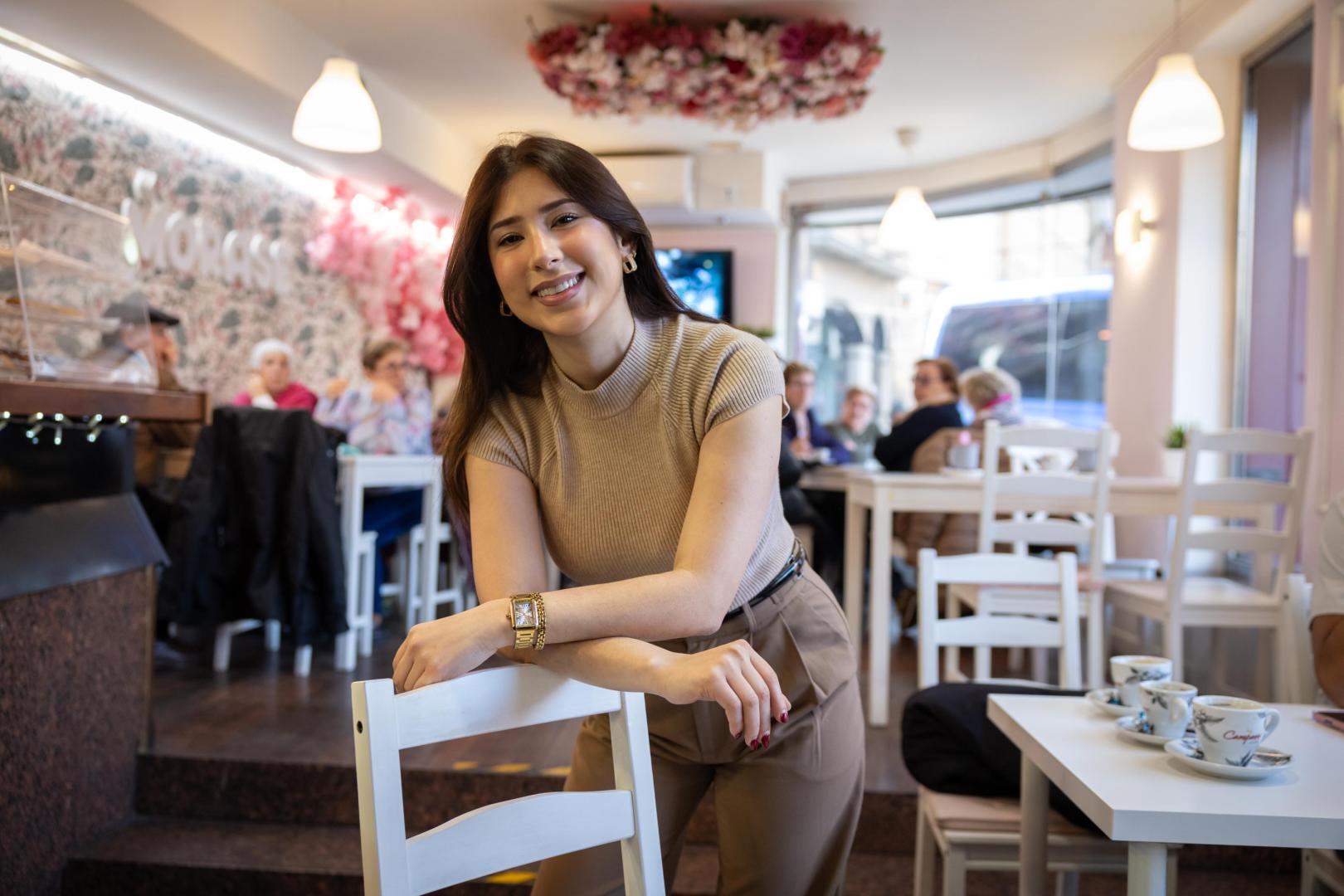 Almi Rodríguez Petit, en el interior de su Bar Cafetería Morase de Tudela