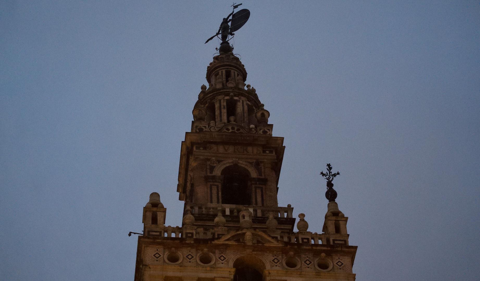 Imagen de la Giralda de Sevilla mostrando la falta de un jarrón ornamental de su fachada desprendido por los fuertes vientos