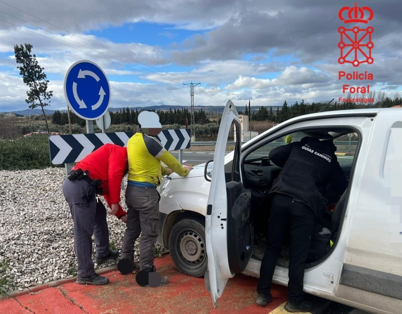 Momento en el que los agentes de la Policía Foral dieron el alto al conductor de la furgoneta