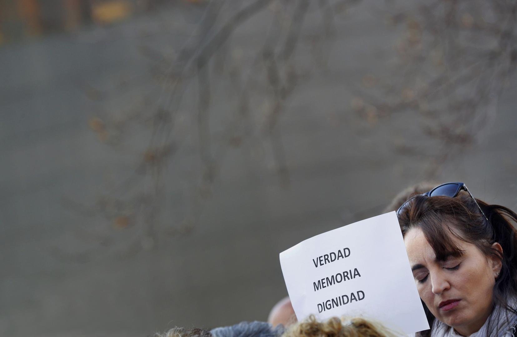 Una participante en un acto por las víctimas de ETA celebrado en Pamplona