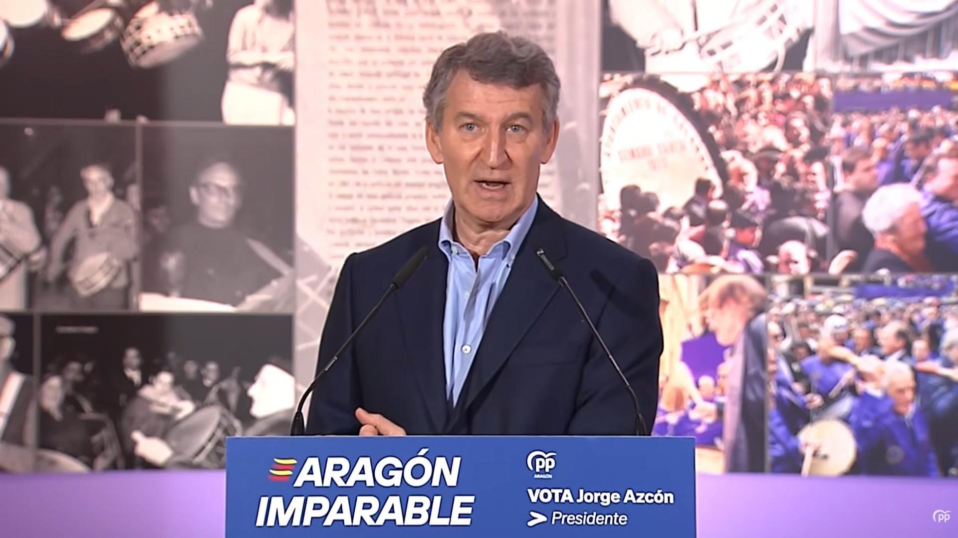 El presidente del PP, Alberto Núñez Feijóo,  durante una rueda de prensa en Calanda (Teruel).