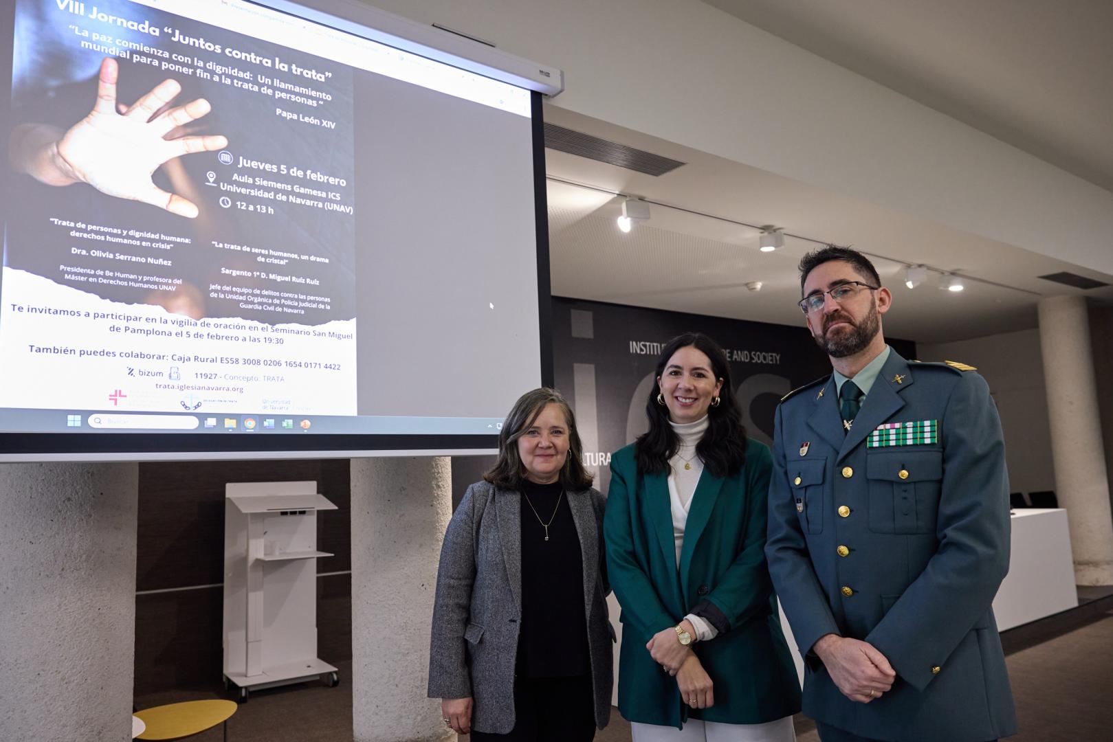 En el centro, Olivia Serrano, profesora de la UN y presidenta de Be Human y Miguel Ruiz, sargento de la Guardia Civil de Navarra.