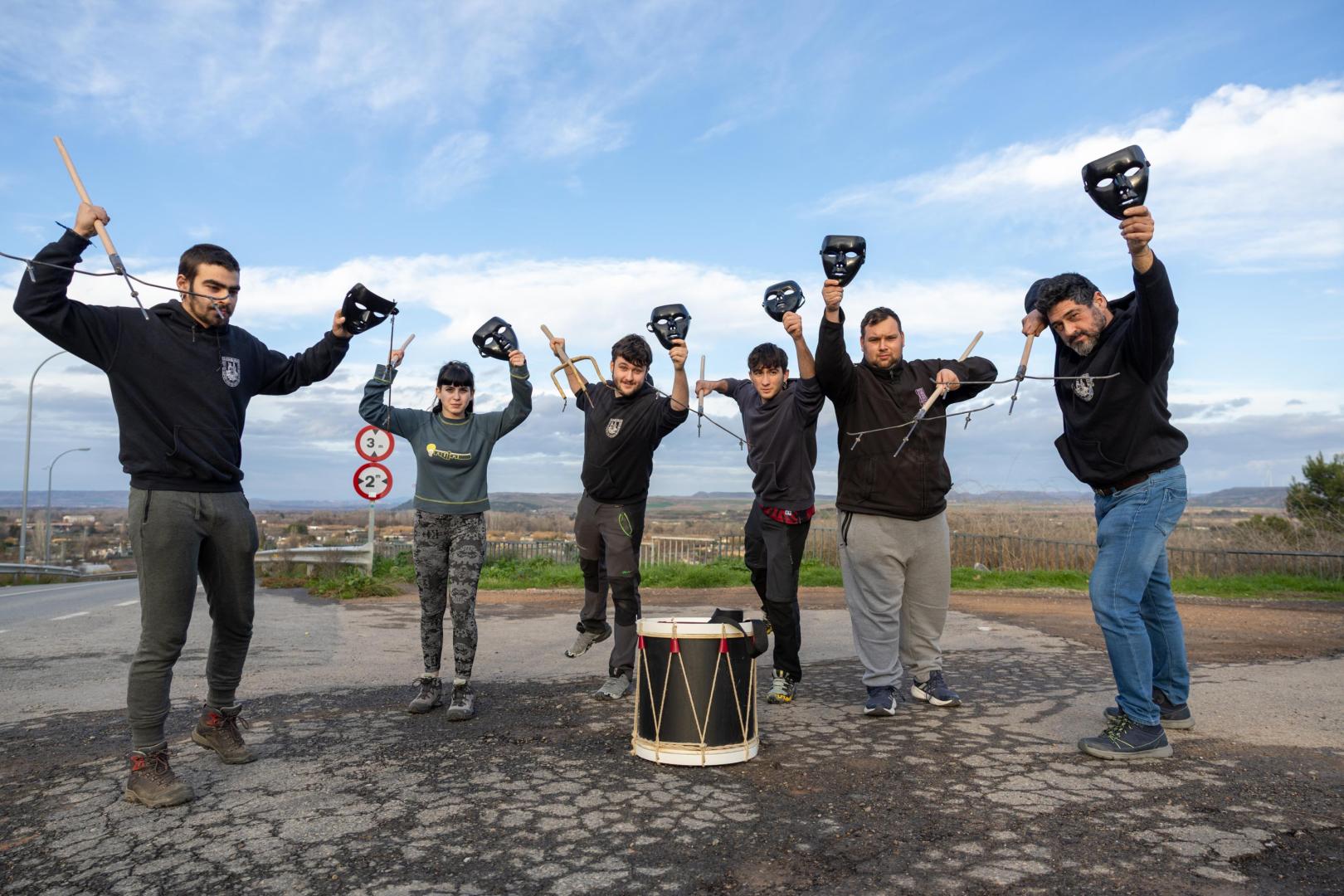 Varios de los integrantes del grupo Diablos de Tudela con las máscaras que lucirán en su espectáculo y uno de los timbales preparados para el acto. De izda. a dcha.: Sergio y Amaya Rodríguez Burgaleta, Mateo Beamonte Iturre, Iker Landa Caballero, Dani Álvarez Álvarez, y César Anoz Navarro.