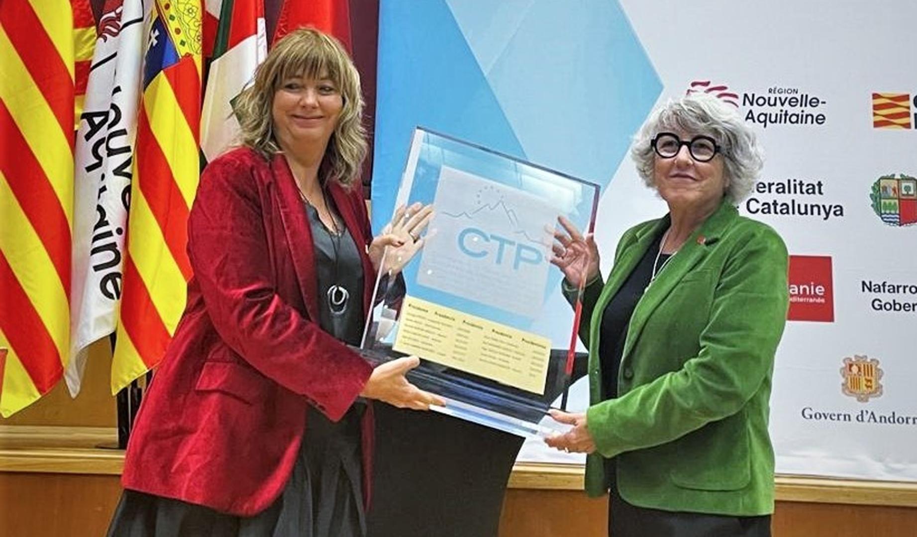 La vicepresidenta de Navarra, Ana Ollo, recibe la Presidencia de la CTP por parte de la consejera regional de Occitania, Pascale Peraldi.