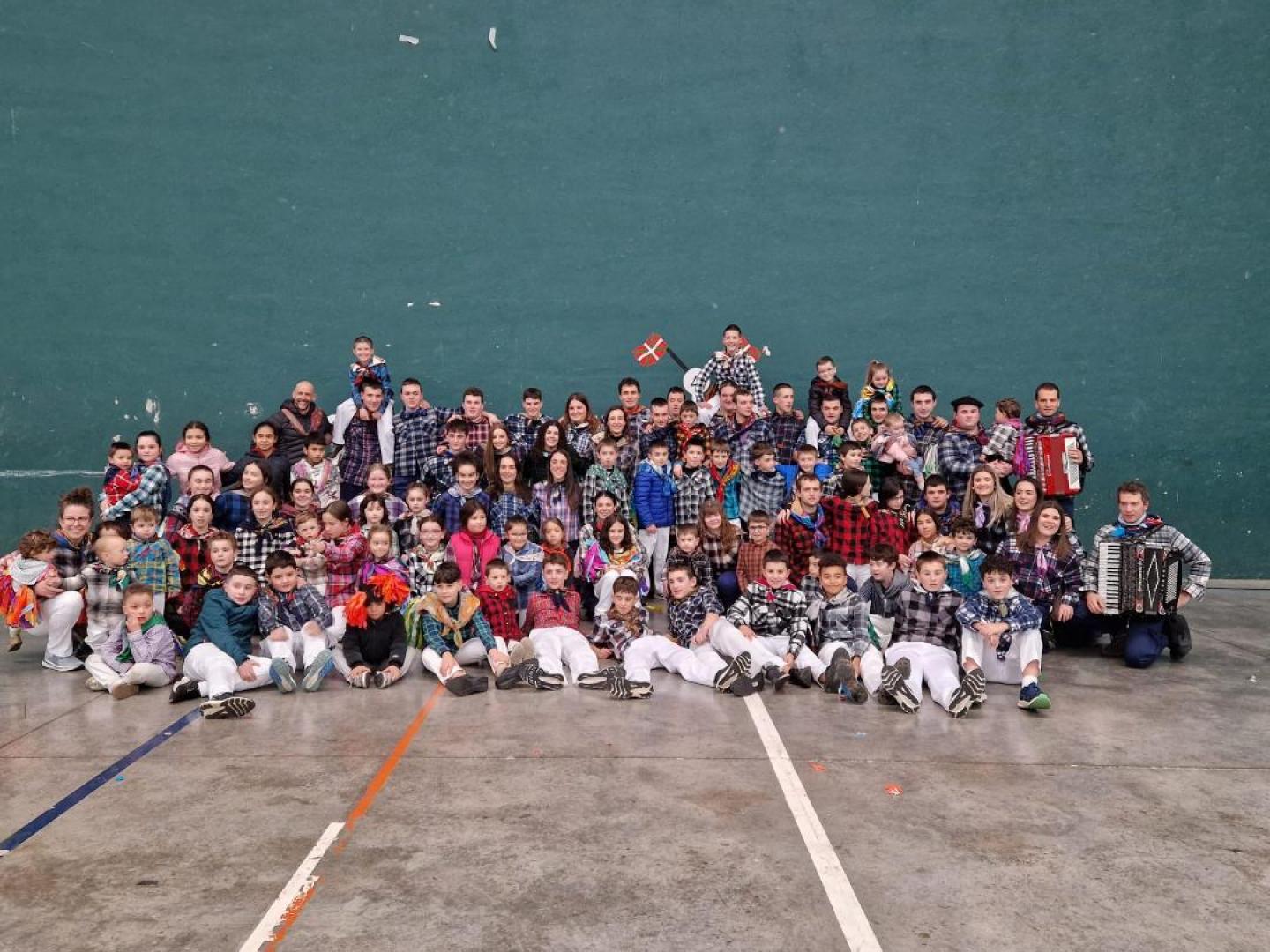 Jóvenes y menores, protegidos de las inclemencias en el frontón de Arantza.