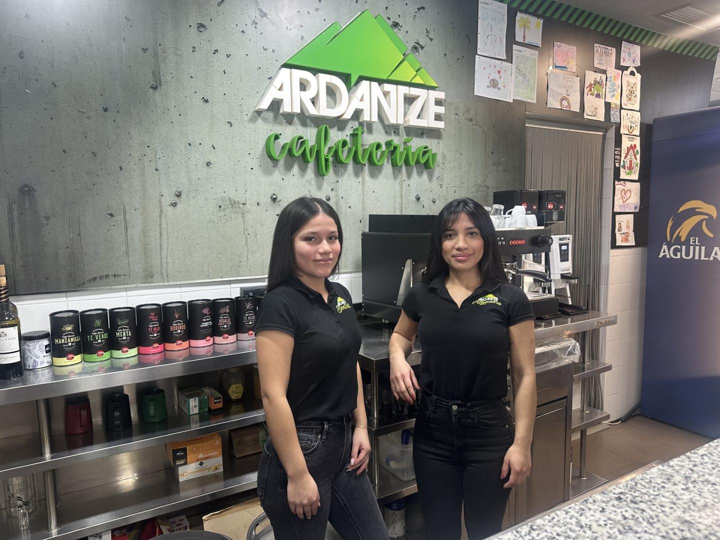 Las hermanas Beatriz (izquierda) y Alejandra Guamán en la cafetería de Ardantze.
