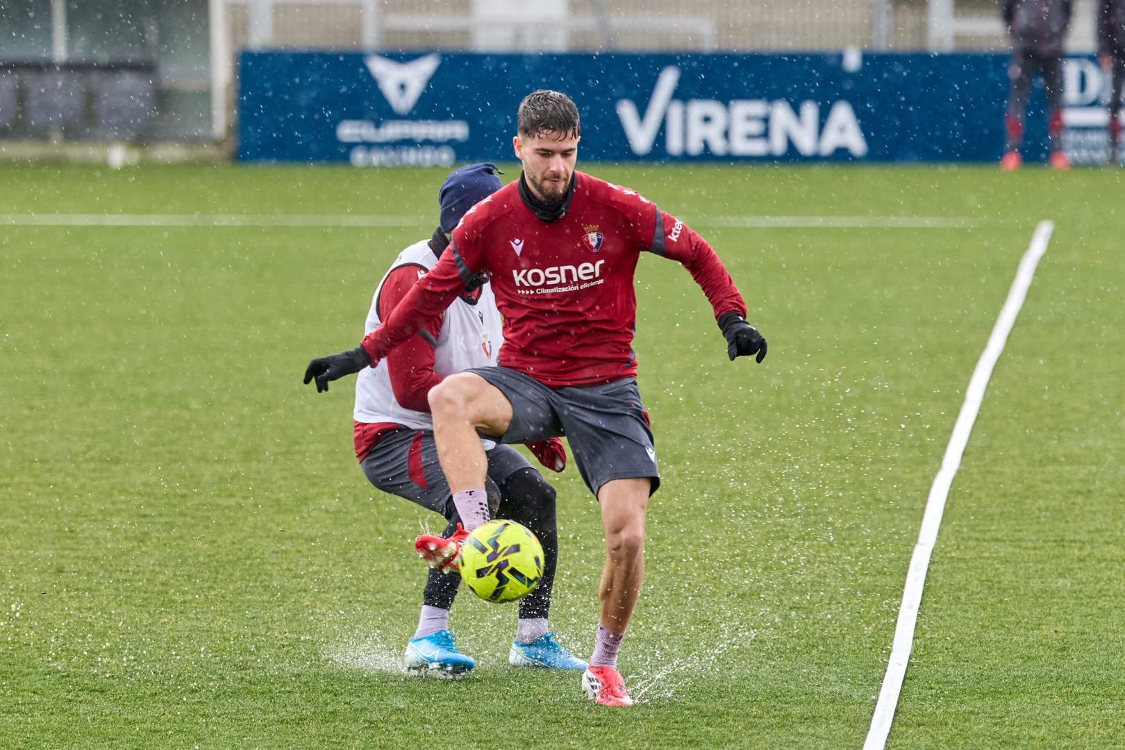 Iker Muñoz, el recambio de Lucas Torró, controla el balón en la última sesión celebrada en Tajonar.j.p. urdíroz