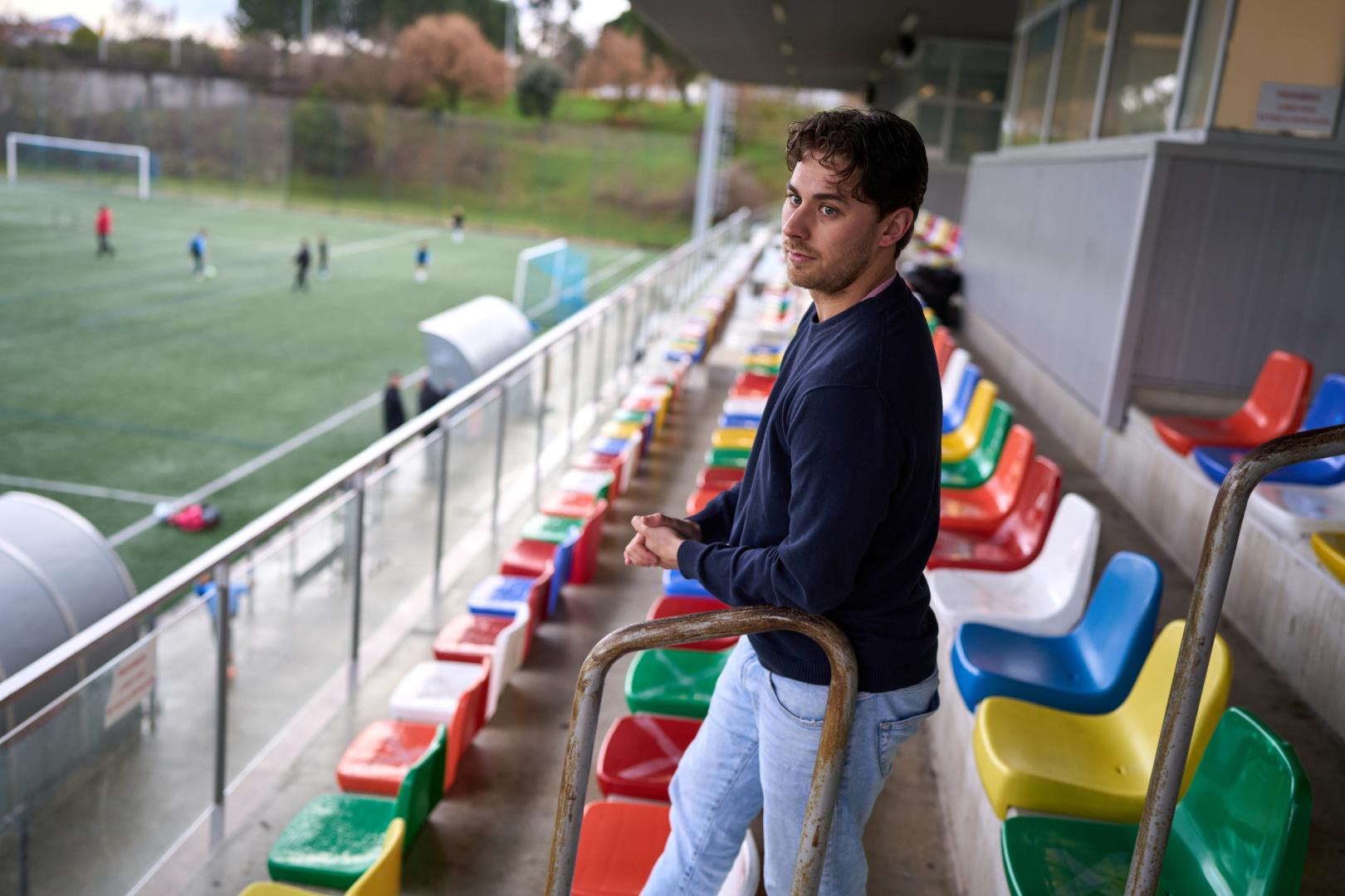 El centrocampista de Arre Marco Unzué observa la actividad del Areta de Huarte, donde ha militado durante catorce temporadas