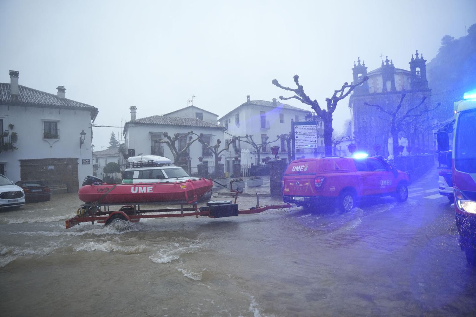 Miembros de la UME trabajan en labores de achique de agua en calles y viviendas de la localidad gaditana de Grazalema