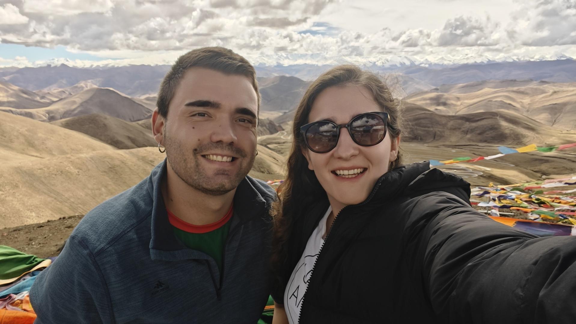 Xabier Moriones Sanz y Ana Guerrero Ricarte, pareja residente en China, posa con la cordillera de los Himalayas al fondo
