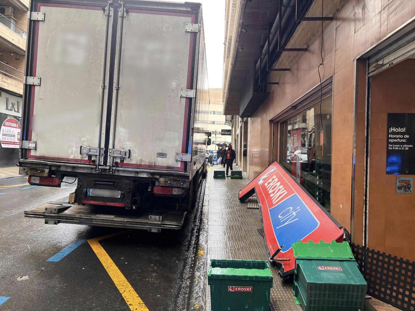 Imagen del cartel del supermercado dañado por el camión de reparto en Tudela
