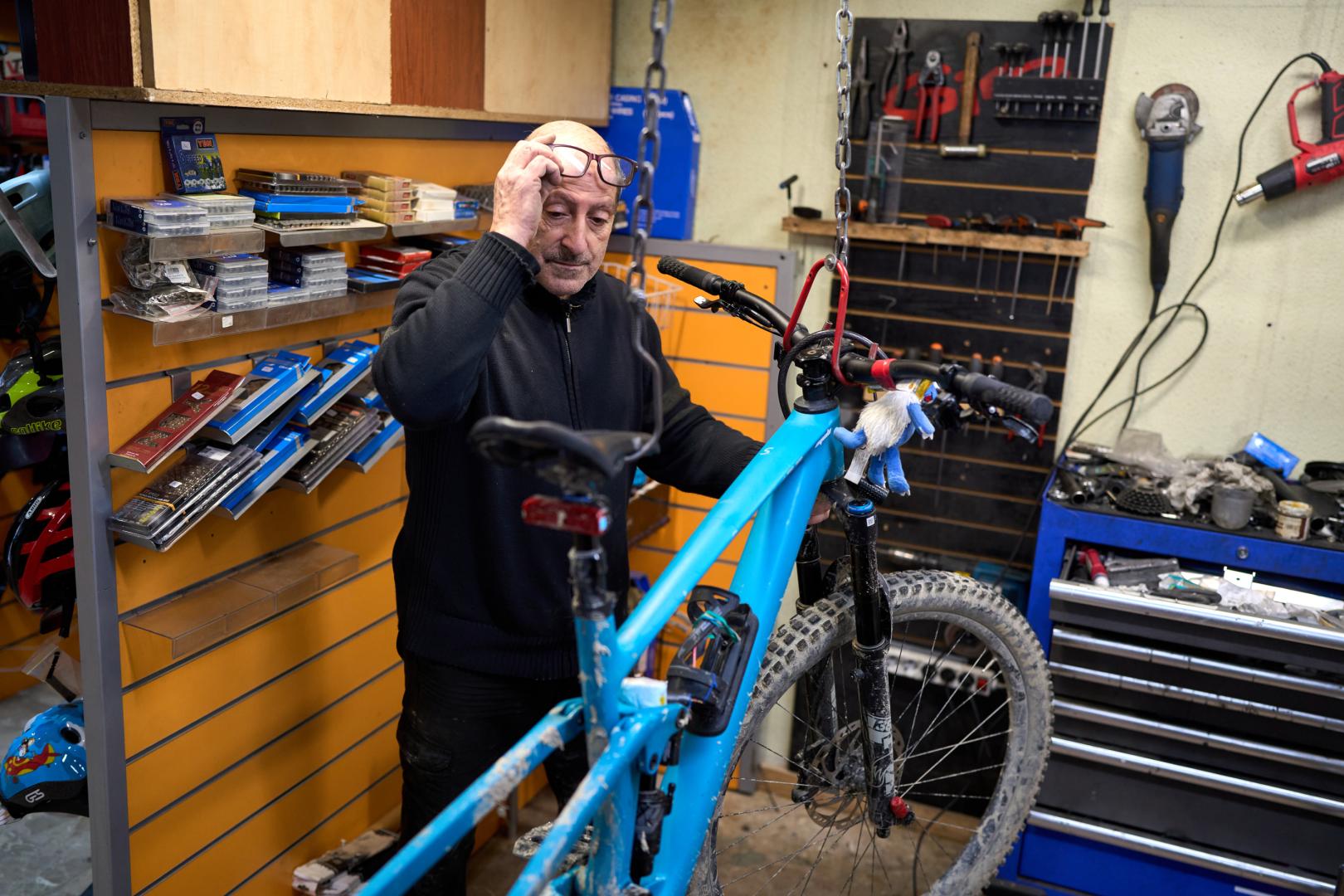 El experto comprueba una bicicleta