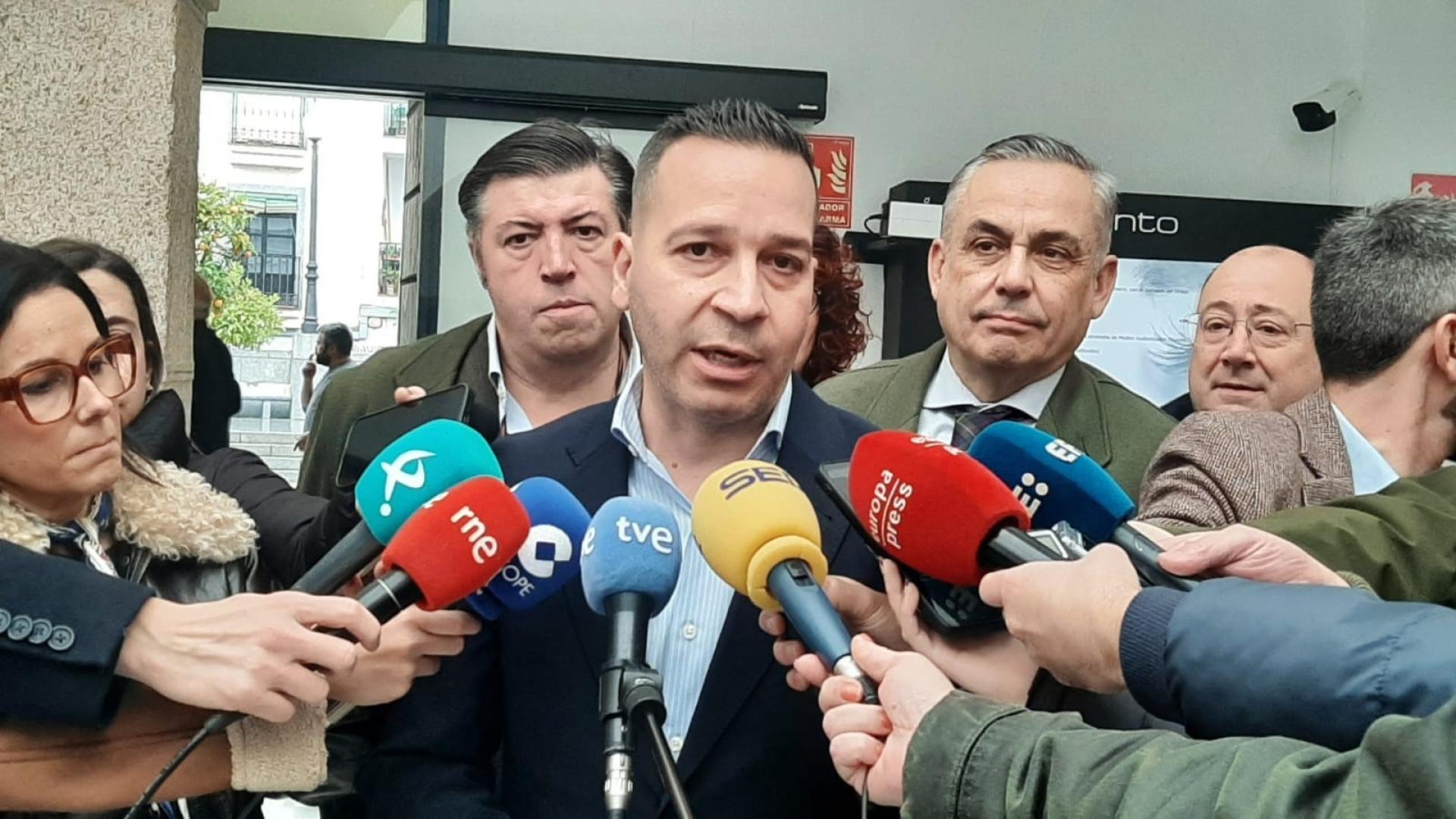 El presidente-portavoz del Grupo Vox en la Asamblea, Óscar Fernández Calle, en declaraciones a los medios tras participar en la ronda de contactos con el presidente de la Cámara regional, Manuel Naharro, para designar candidato a la investidura.