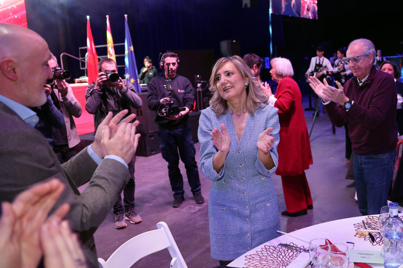 Cristina Ibarrola, aplaudiendo entre Javier Esparza y Miguel Sanz el pasado 24 de enero, en la celebración del Día de UPN