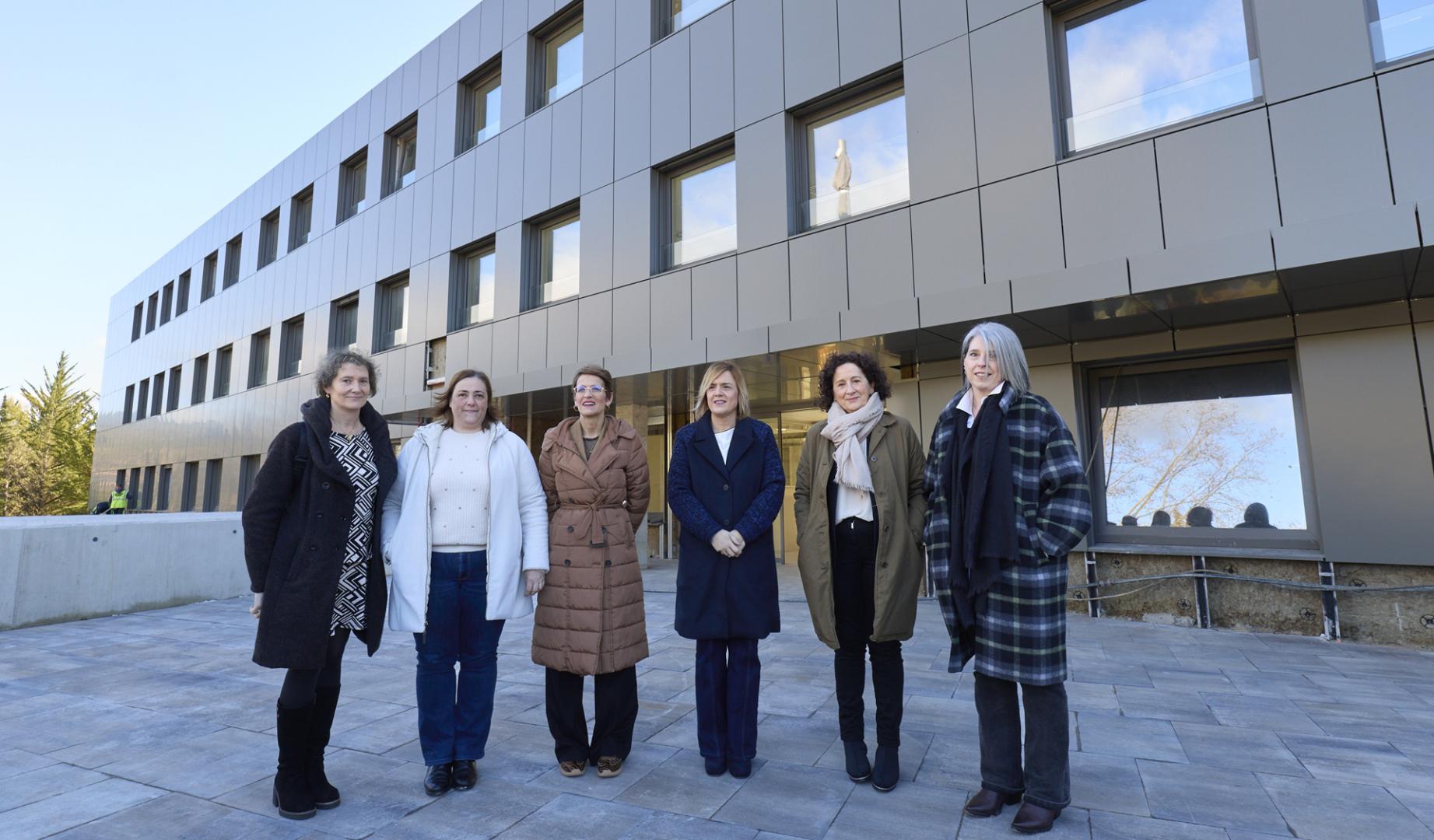 Chivite, junto a la delegada del Gobierno en Navarra, Alicia Echeverría; la consejera de Derechos Sociales, Economía Social y Empleo, Carmen Maeztu; la alcaldesa de Estella-Lizarra, Marta Ruiz de Alda; la futura directora de la residencia Urederra, Gema Urralburu; la directora gerente de la Agencia Navarra de Autonomía y Desarrollo de las Personas, Inés Francés; y la jefa de la Sección de Inversiones, Obras y Suministros, Miriam Huarte.