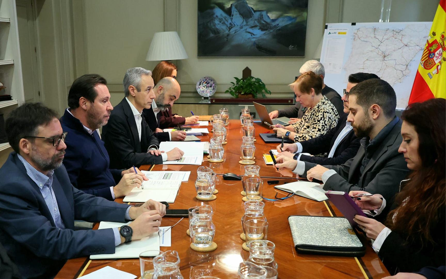 El ministro de Transportes, Óscar Puente (2i), durante la reunión este viernes con los sindicatos del sector ferroviario, en la sede del Ministerio.