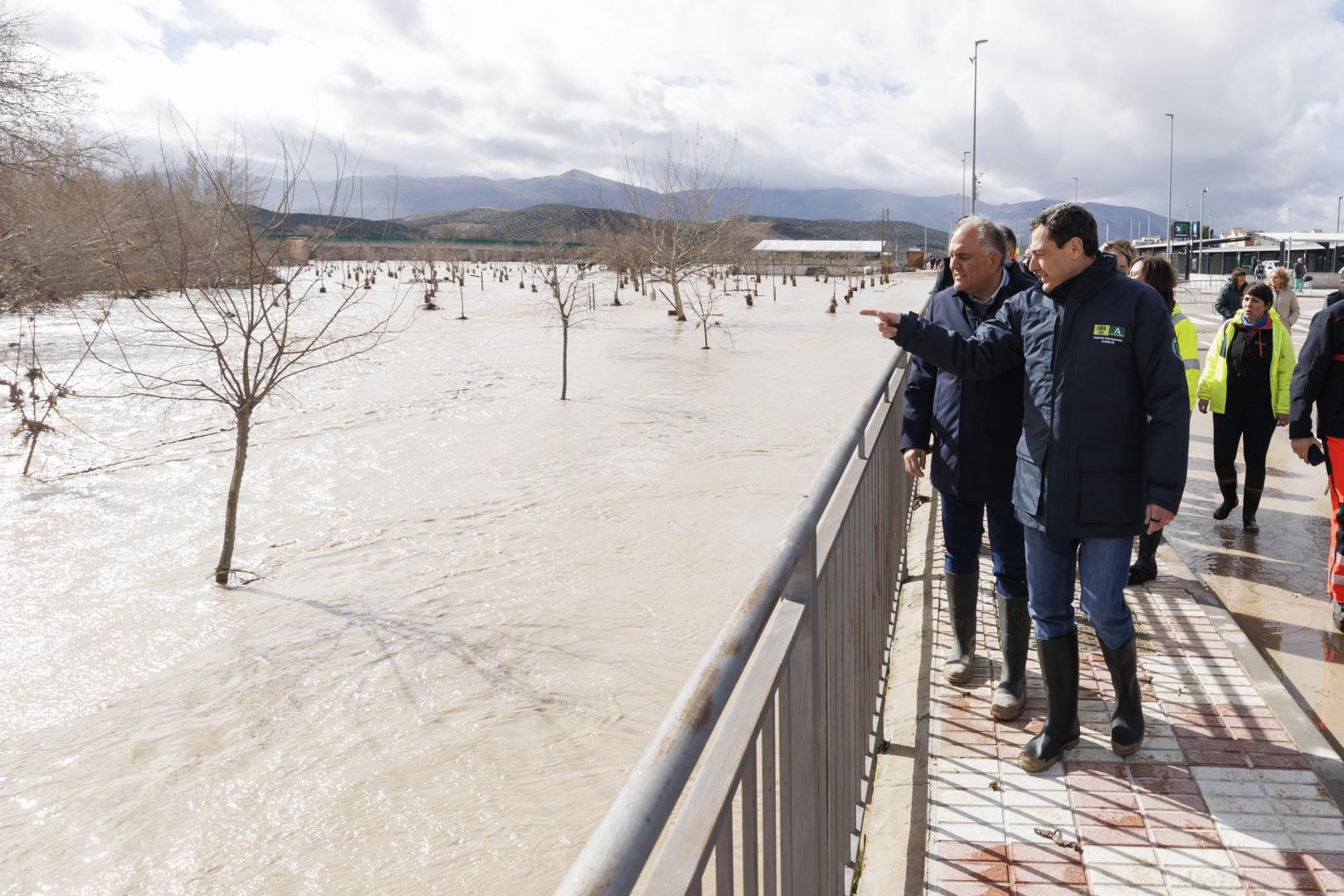El presidente de la Junta de Andalucía, Juanma Moreno (d), visita este viernes 6 de febrero la localidad de Húetor Tájar, en la comarca granadina de Loja, gravemente afectada e incomunicada tras quedar rodeada por el agua tras desbordarse el río Genil.