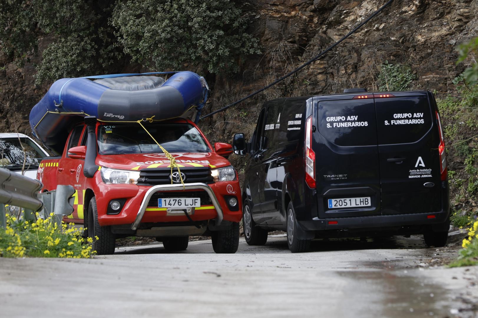 Un furgón de los servicios funerarios se dirige a recoger el cuerpo encontrado en la desembocadura del río Algarrobo durante la búsqueda de la mujer desaparecida hace dos días.