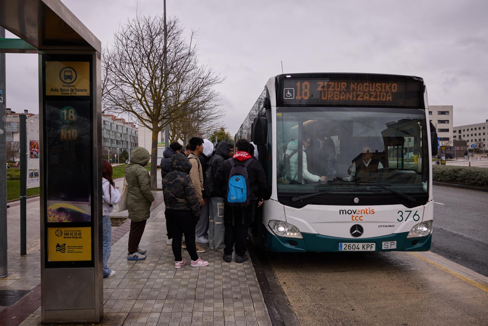 Varias personas suben a un autobús de la línea 18 en Sarriguren este 2 de febrero, día en que se incorporaron los cambios.