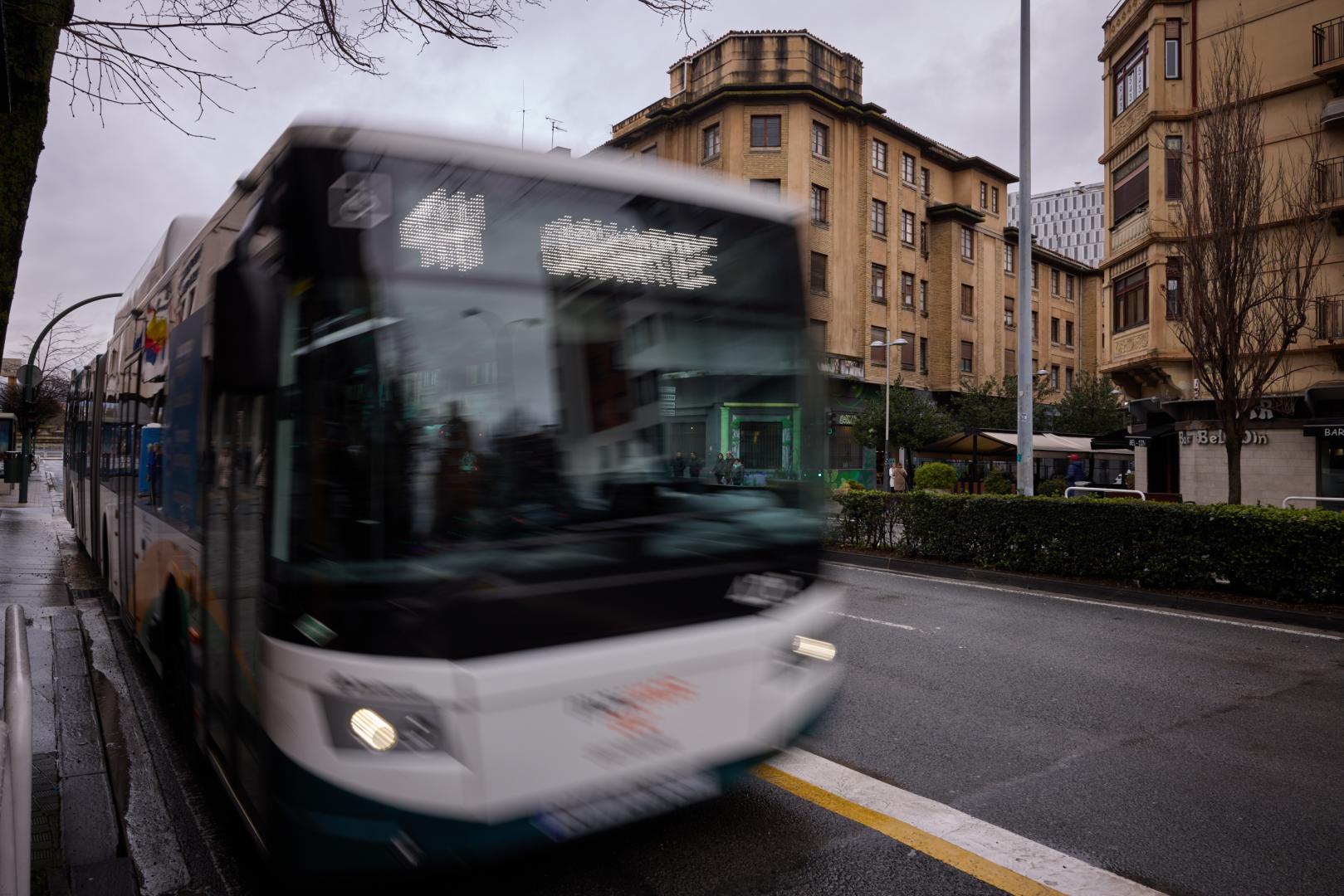 Una villavesa circula esta semana por el centro de Pamplona.