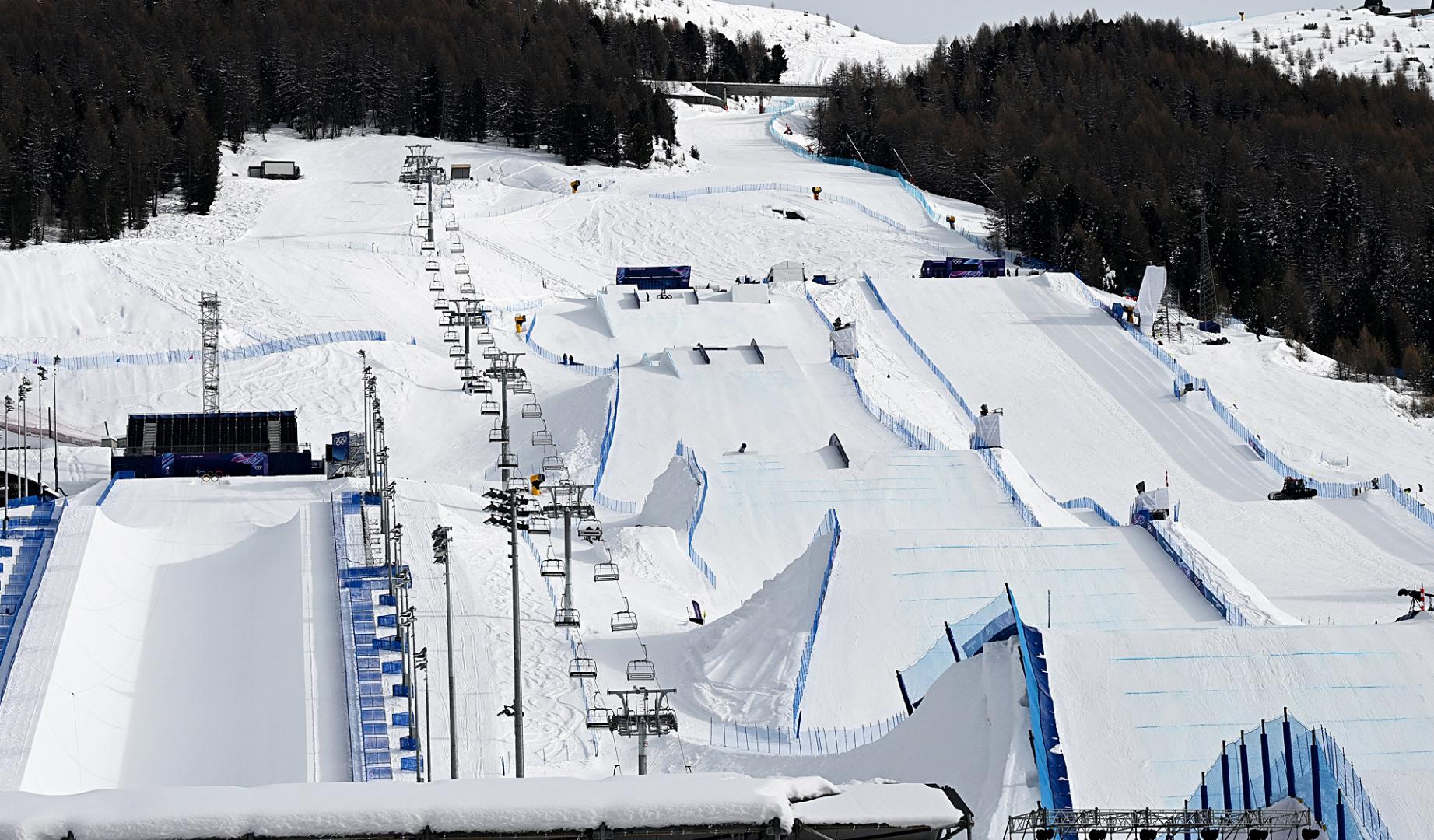 Vista general de trampolines en el parque Livigno Snow de Milano Cortina que acogerán las pruebas de salto de los JJ OO de Invierno