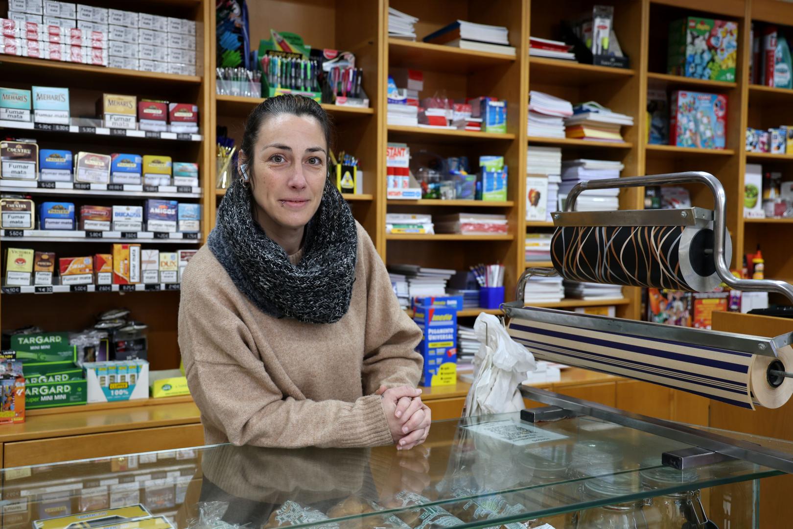 Edurne Ruiz en el estanco que ha mantenido abierto en Los Arcos mediante un traspaso.