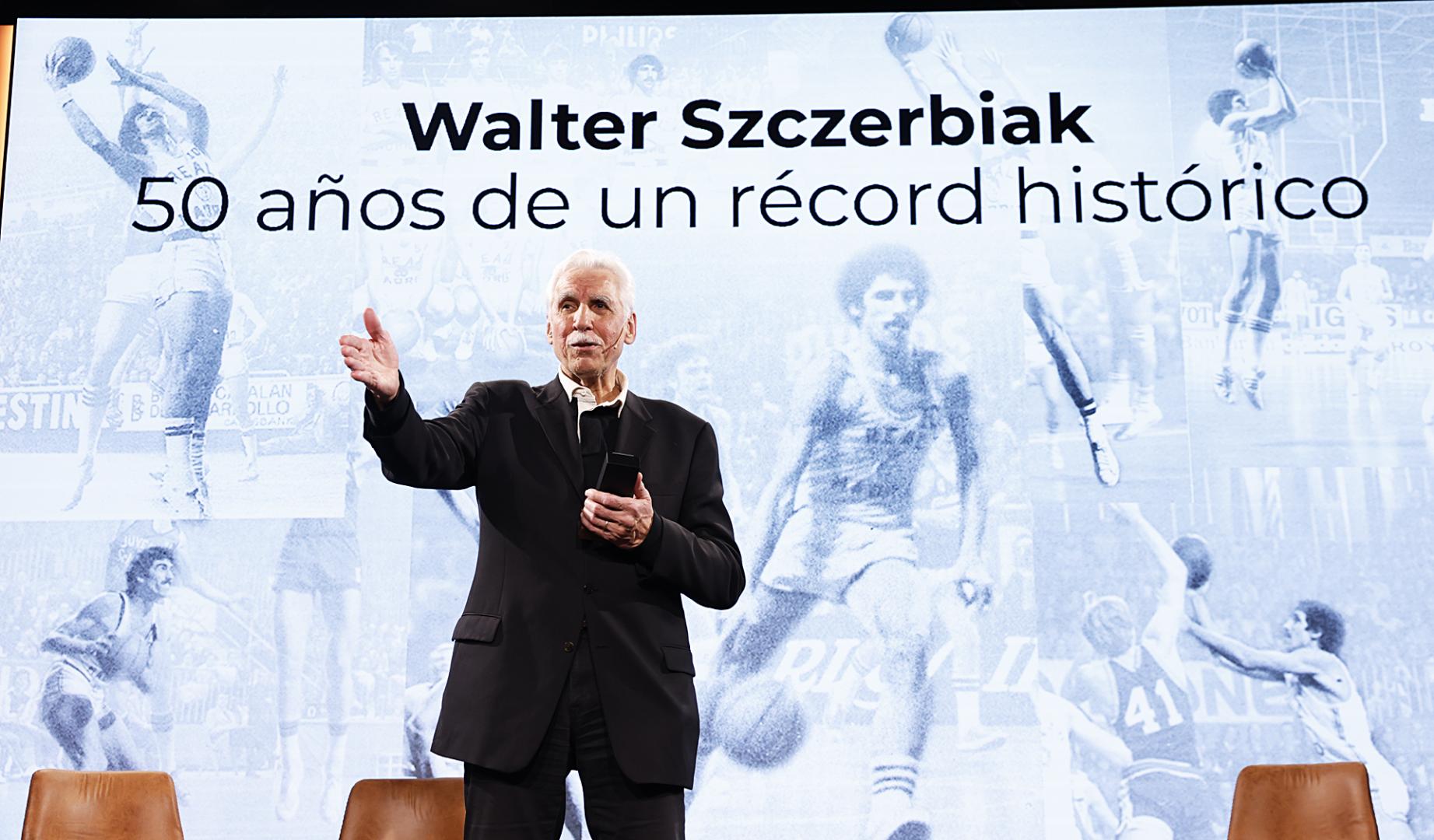 El jugador estadounidense Walter Szczerbiak durante el homenaje organizado por la ACB en Madrid al cumplirse el 8 de febrero 50 años del récord anotador de la historia de la liga, con 65 puntos