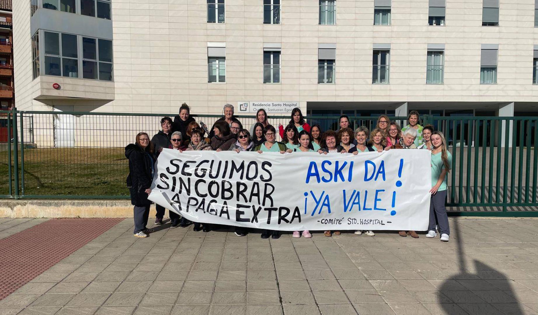 La plantilla del Santo Hospital durante la concentración este viernes por la mañana frente a la residencia