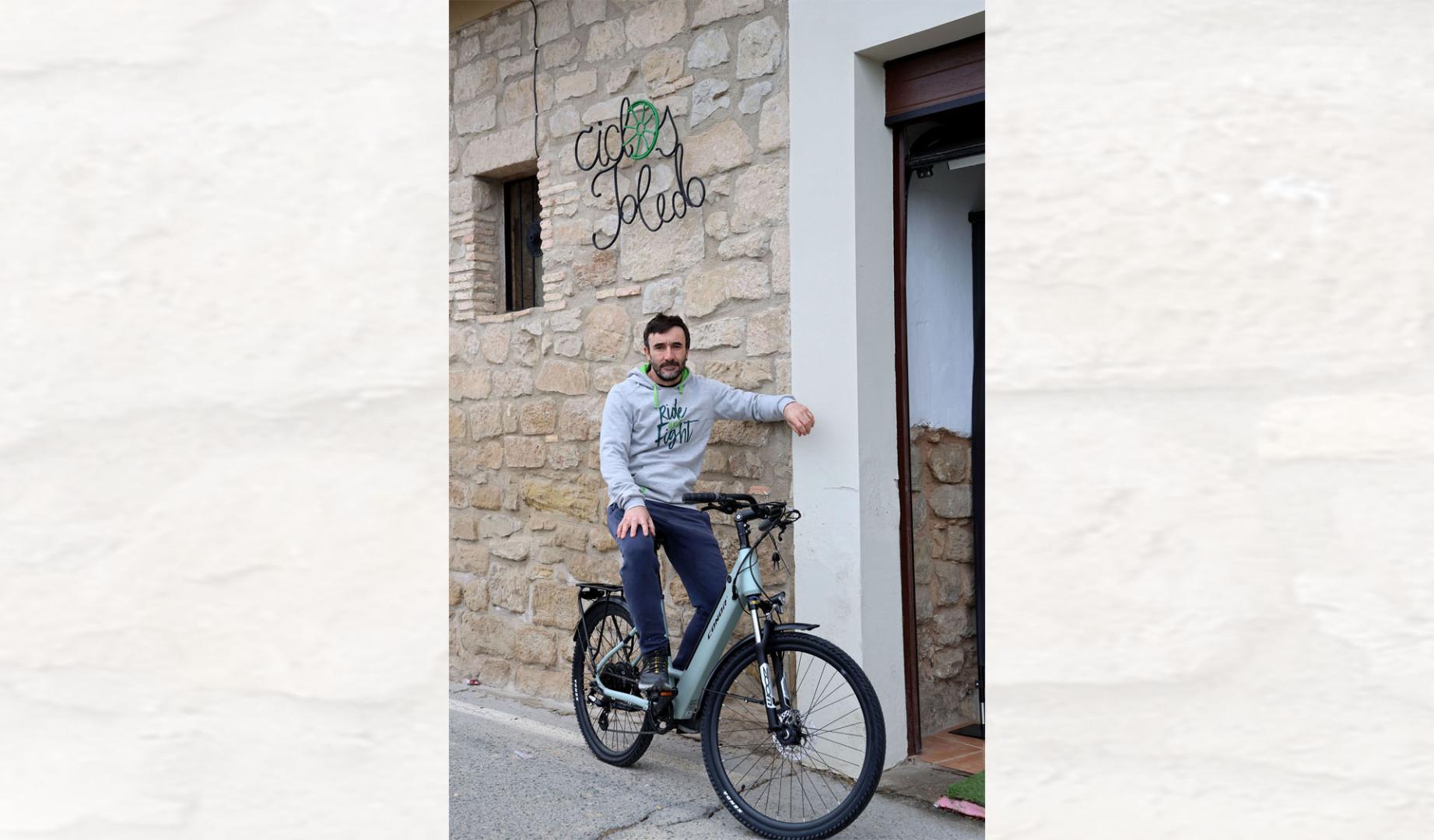 Iñaki Toledo, en su tienda y taller de reparaciones en Viana