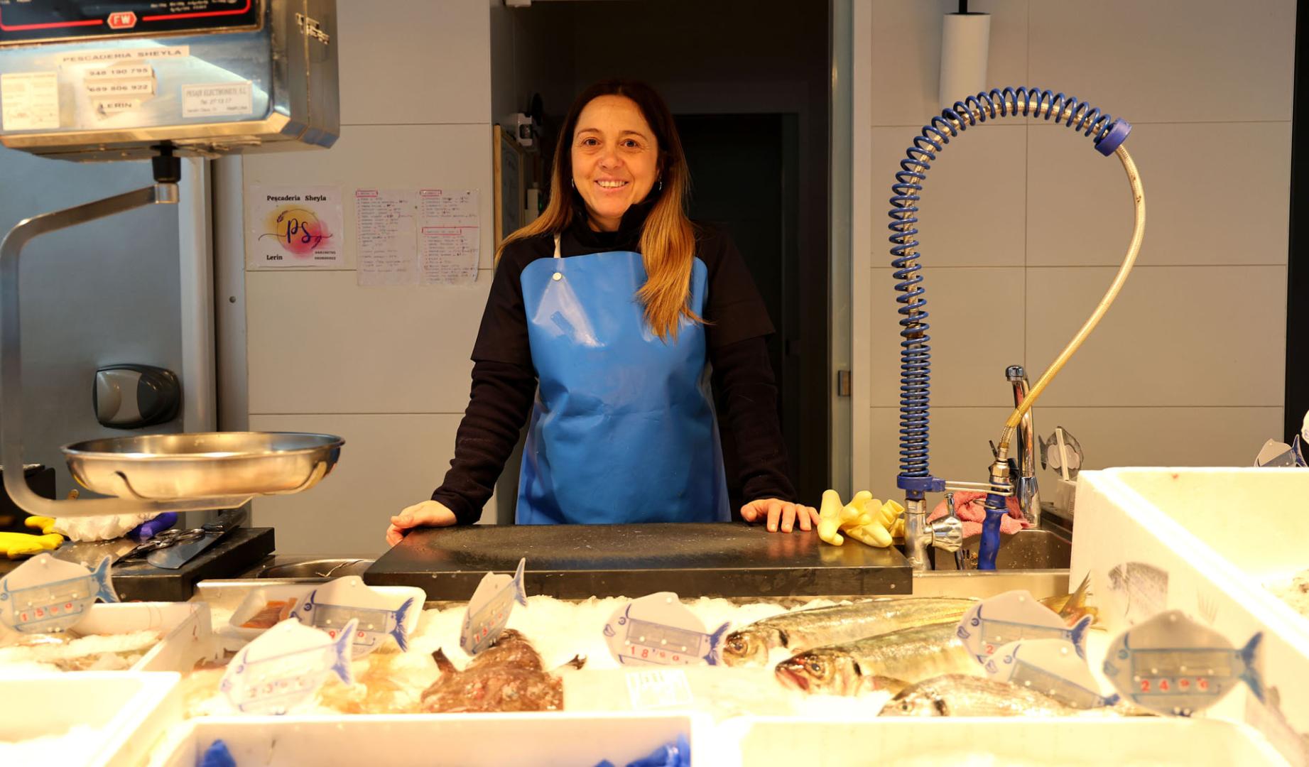 Sheyla Montori, en la pescadería de Lerín que decidió alquilar para dar continuidad al negocio