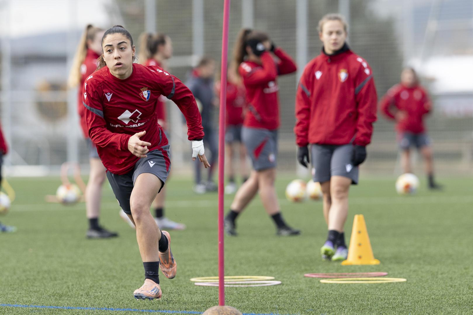 Marina Pérez, atacante de Osasuna, durante un ejercicio en Tajonar