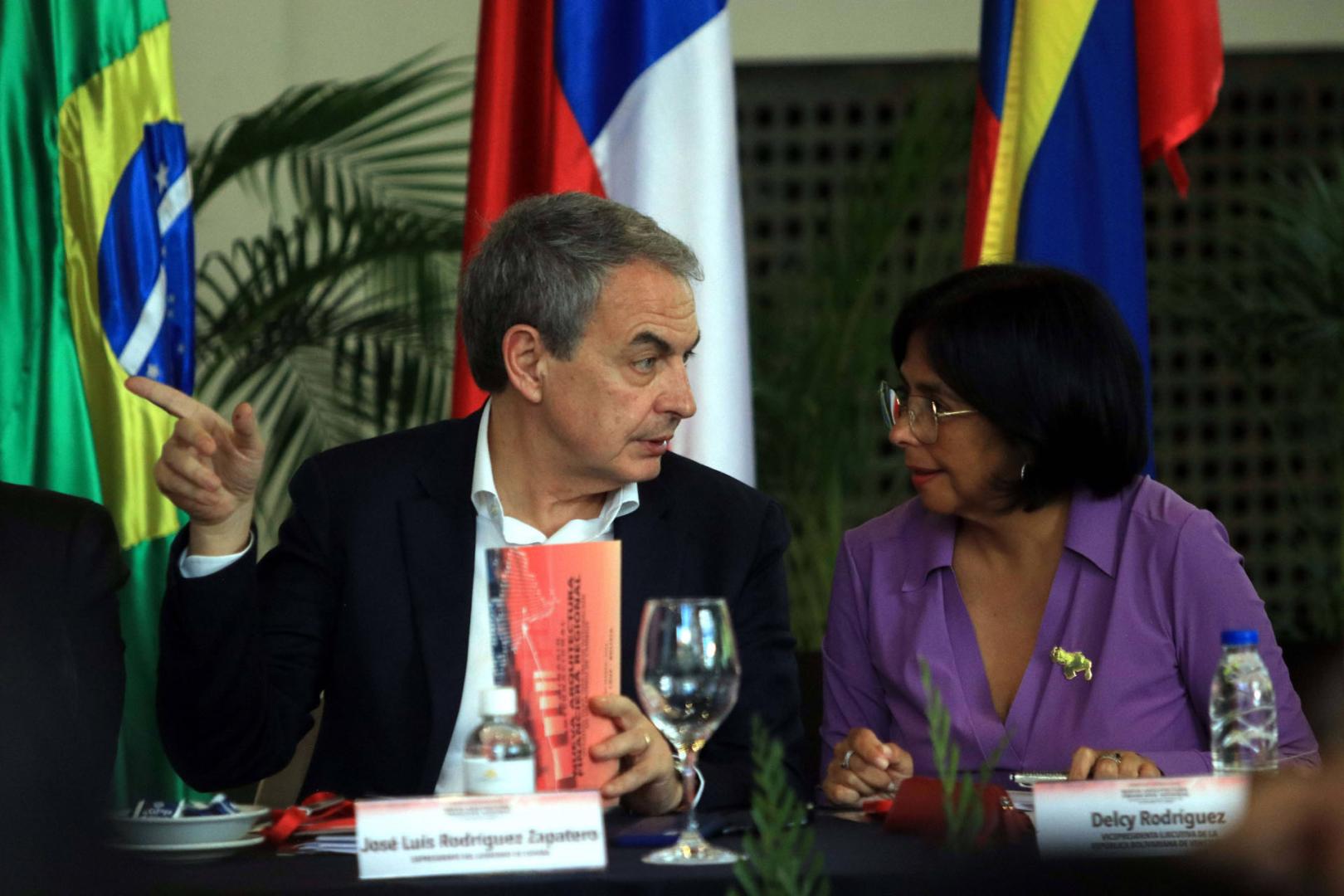 José Luis Rodríguez Zapatero charla con la hoy presidenta de Venezuela, bajo tutela de EE UU, Delcy Rodríguez, en un foro en Bolivia en 2024