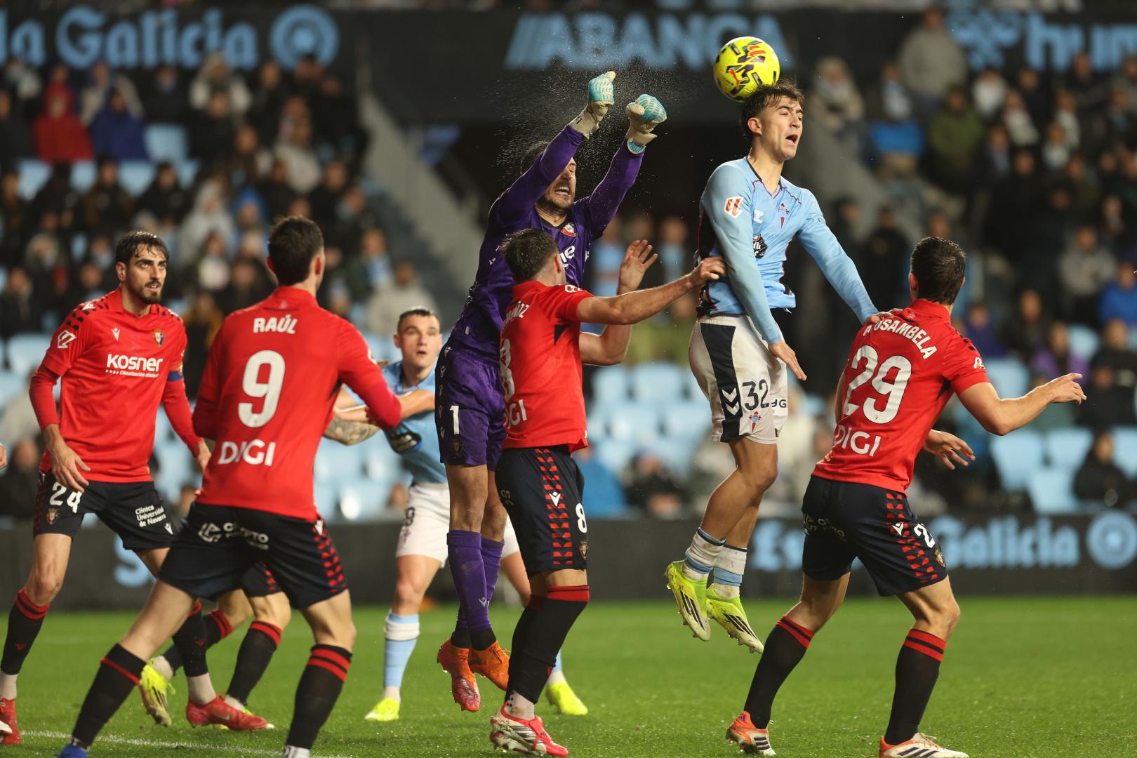 Sergio Herrera despeja de puños ante el intento de remate de Javi Rodríguez