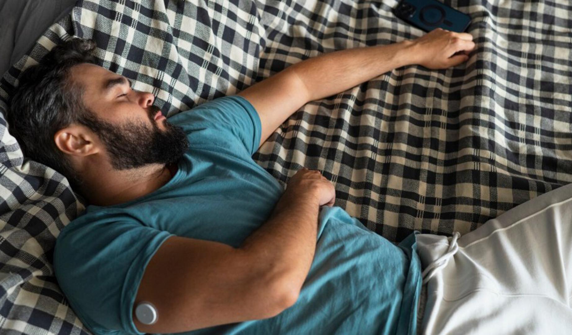 Imagen de un hombre en la cama