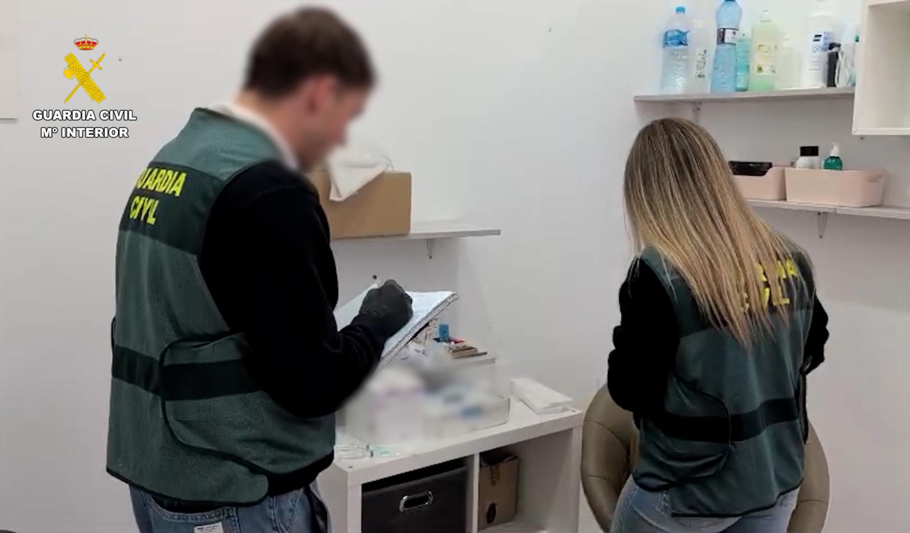 Agentes de la Guardia Civil, durante la investigación