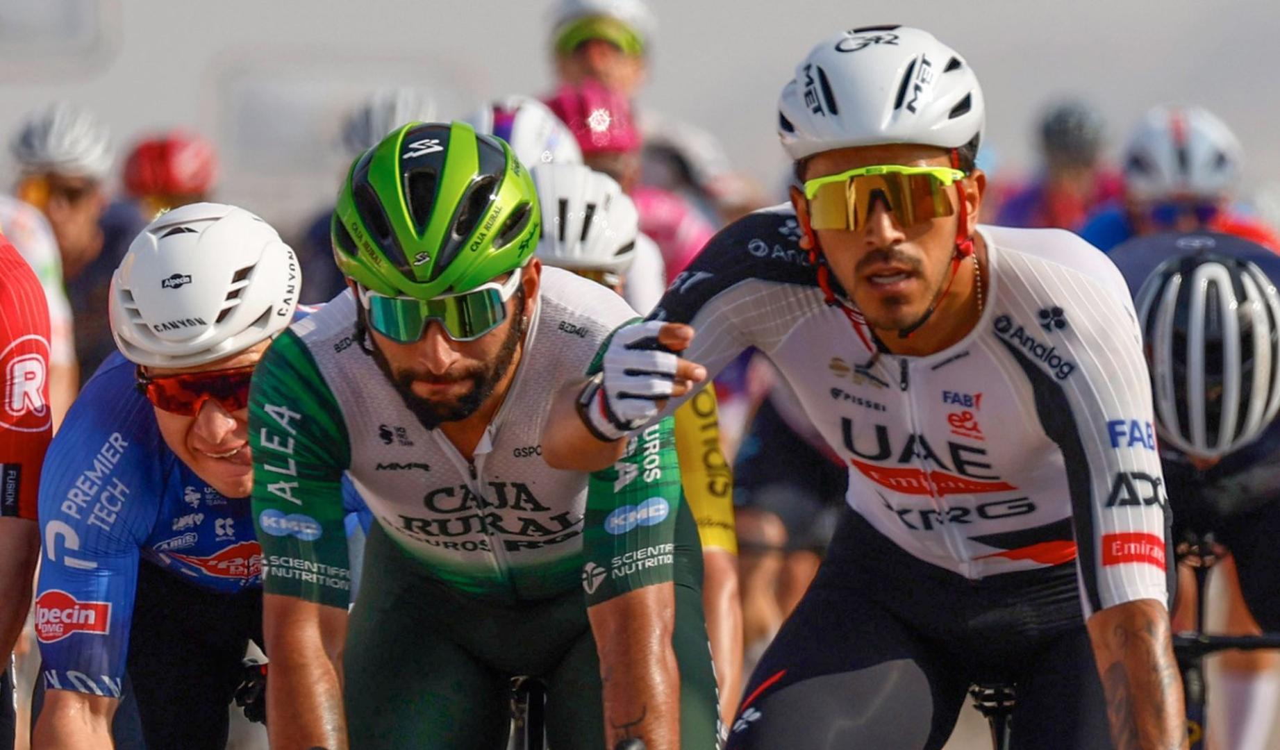 Sebastián Molano sorprende al esprint a Fernando Gaviria (Caja Rural) en el Tour de Omán