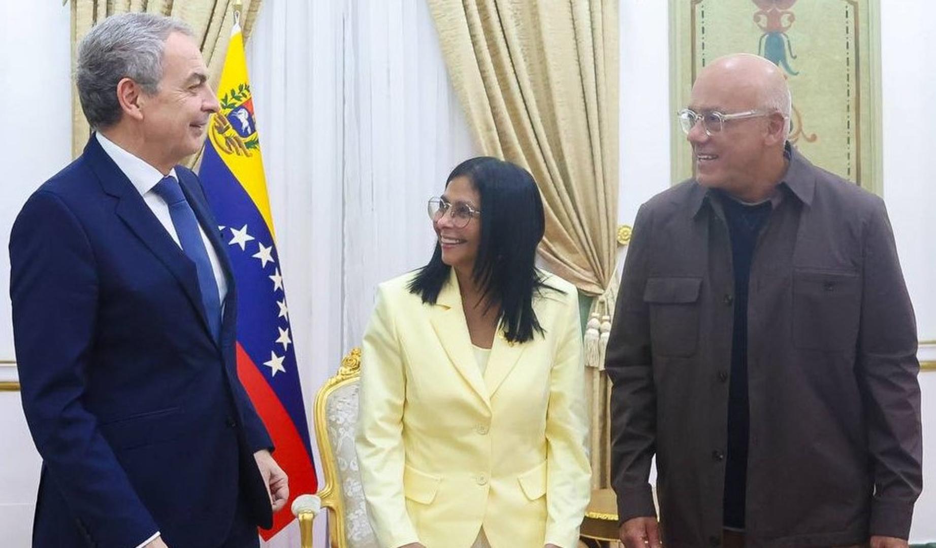 José Luis Rodríguez Zapatero, Delcy Rodríguez y Jorge Rodríguez en Caracas