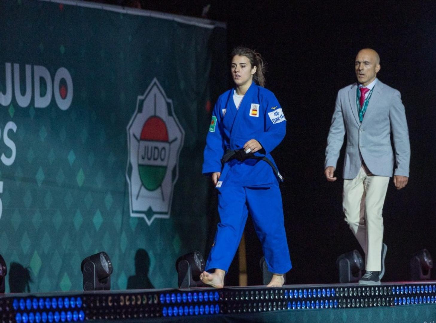 Ariane Toro, acompañada por su padre y entrenador José Toro, entrando al tatami de competición en un torneo anterior