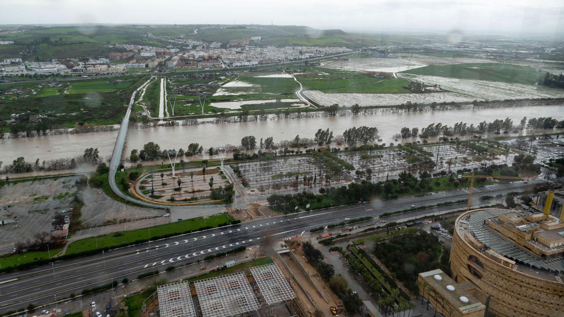 Vista del río Guadalquivir a su paso por la ciudad de Sevilla, cuyo cauce ha ocupado las zonas inundables que tiene en su recorrido por la capital